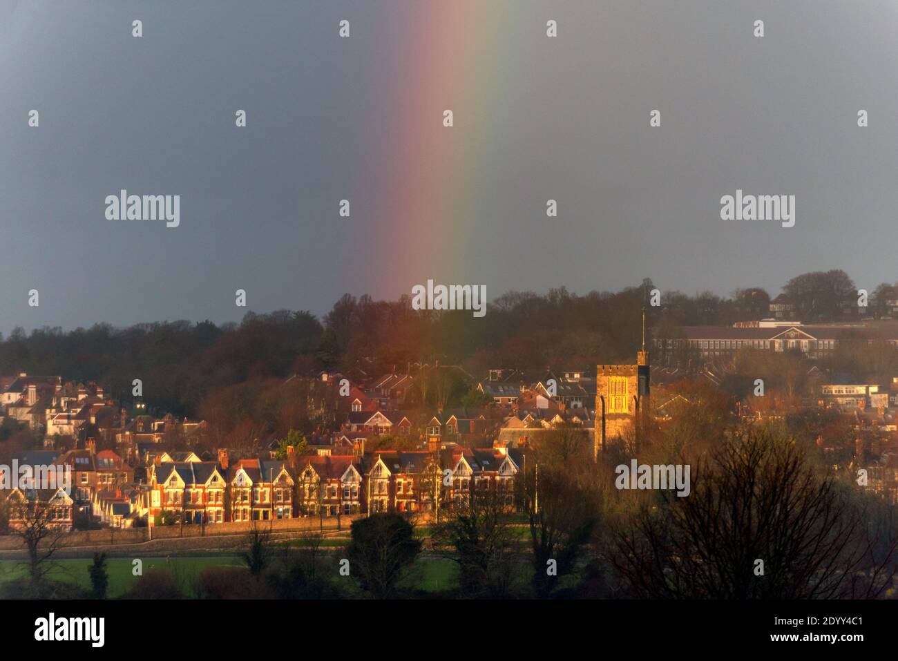 Brighton, 28 décembre 2020 : un arc-en-ciel s'illumine dans le ciel de la fin de l'après-midi après une averse de pluie au-dessus de Brighton crédit : Andrew Hasson/Alay Live News Banque D'Images