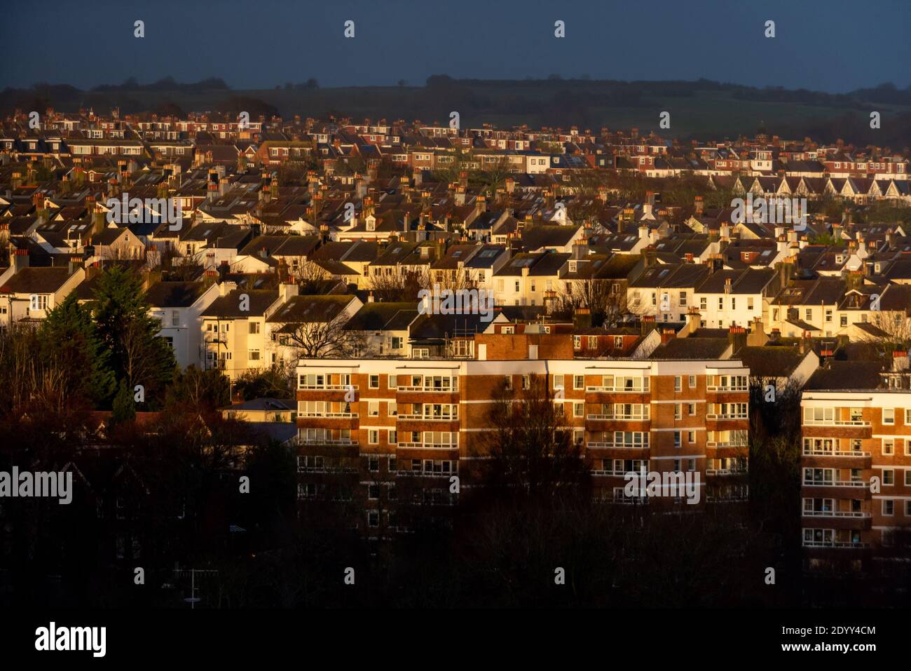 Brighton, 28 décembre 2020: Une lumière vraiment inhabituelle après un déluge dans les rues de Brighton crédit: Andrew Hasson/Alay Live News Banque D'Images