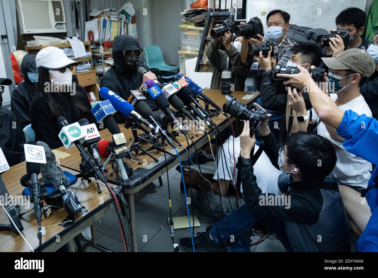 Hong Kong, Chine. 28 décembre 2020. Des membres de la famille d'activistes pro-démocratie détenus en Chine continentale tiennent une conférence de presse.le tribunal chinois a entamé des procès pour dix des douze activistes de Hong Kong qui ont été détenus après une tentative infructueuse de fuir à Taiwan par un hors-bord. Crédit : SOPA Images Limited/Alamy Live News Banque D'Images