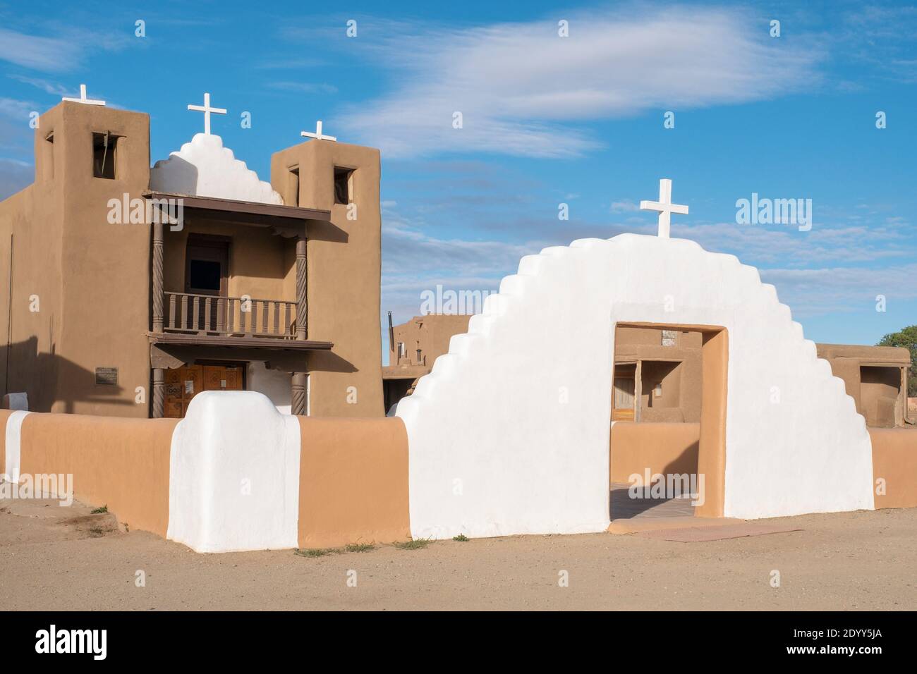 Église Saint-Jérôme ou San Geronimo dans le village historique d'adobe amérindien de Taos Pueblo, Nouveau-Mexique, États-Unis. Un site classé au patrimoine mondial de l'UNESCO. Banque D'Images