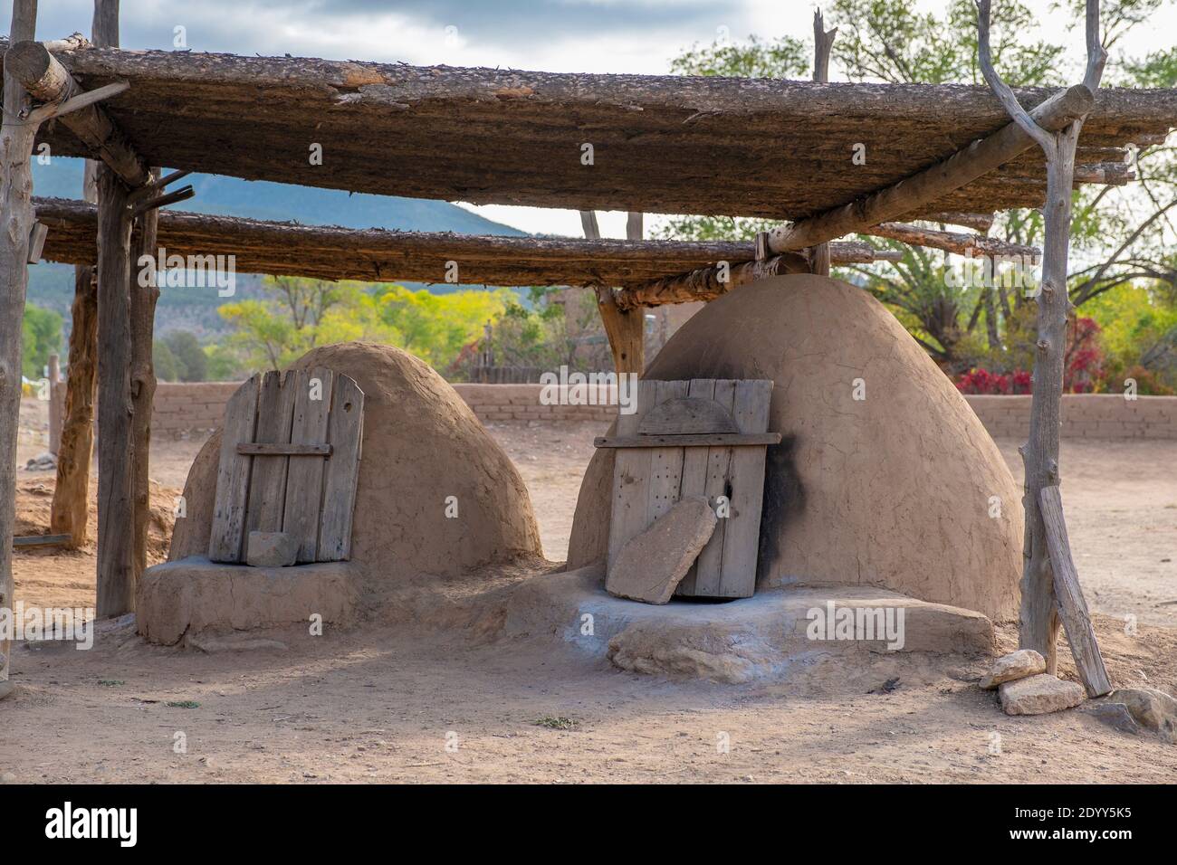 Fours de cuisson en plein air dans le village historique d'adobe amérindien de Taos Pueblo, Nouveau-Mexique, États-Unis. Un site classé au patrimoine mondial de l'UNESCO. Banque D'Images