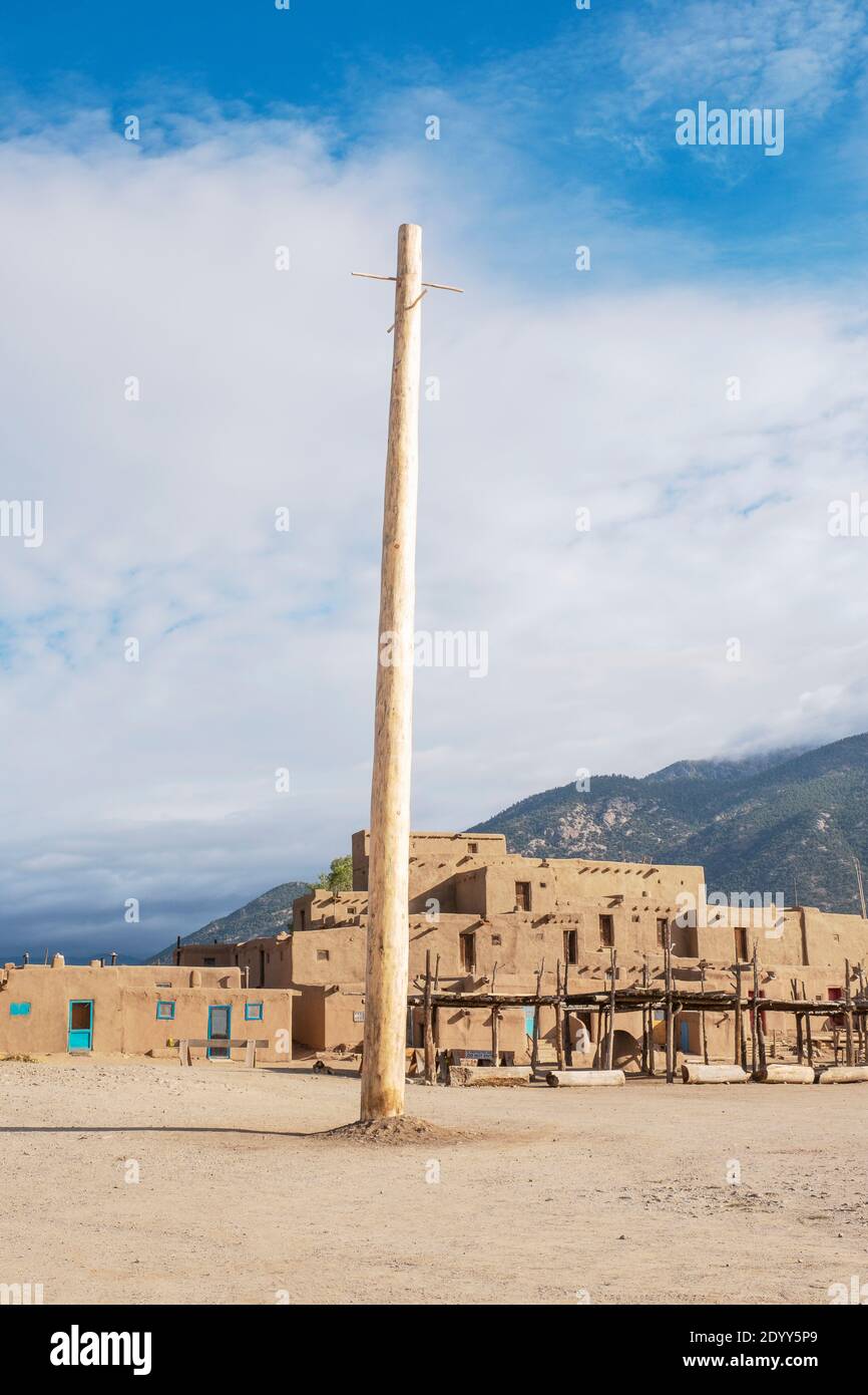 Le village historique d'adobe amérindien de Taos Pueblo, Nouveau-Mexique, Etats-Unis. Un site classé au patrimoine mondial de l'UNESCO. Un grand mât graissé est en position pour le Banque D'Images