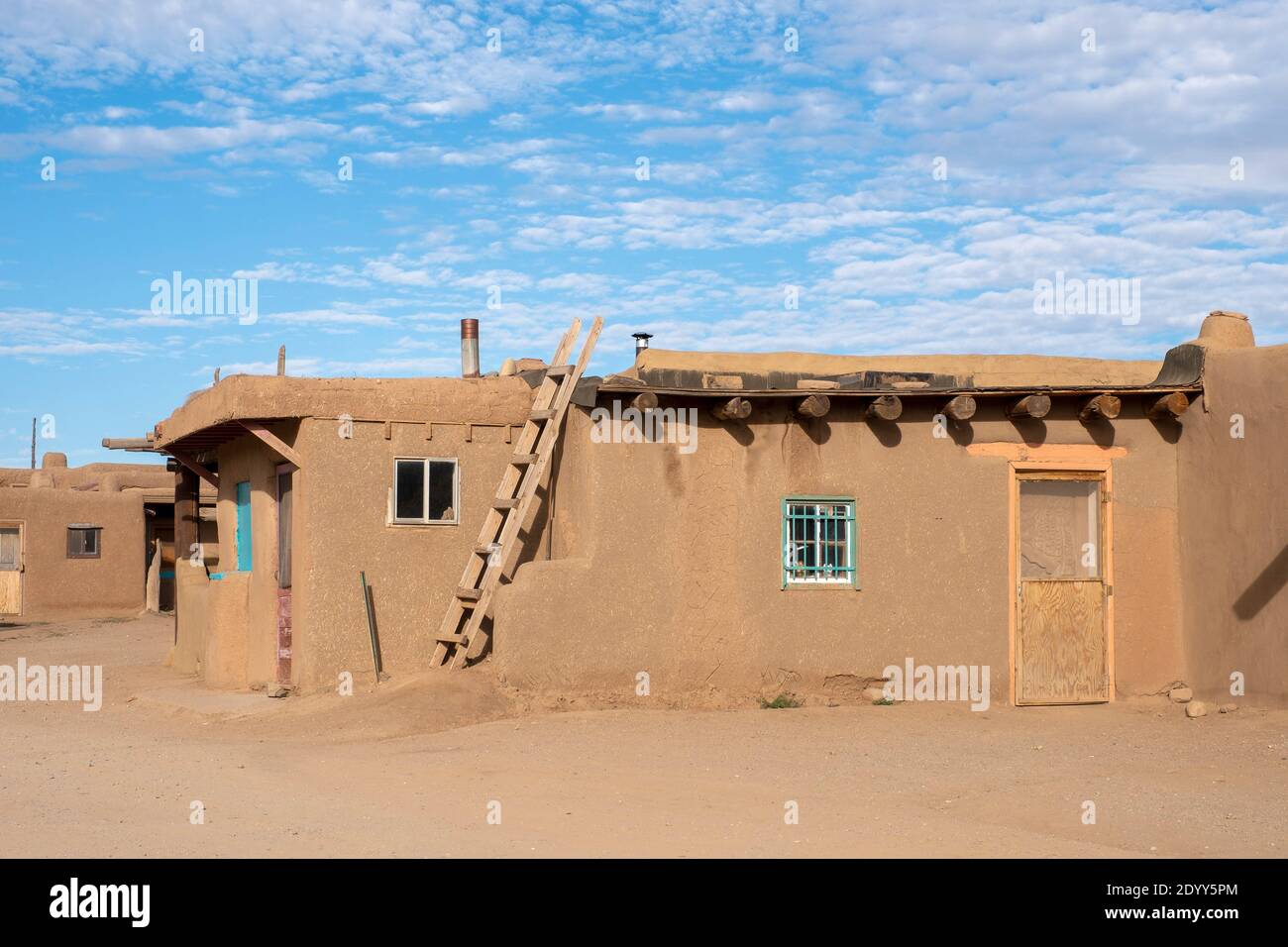 Une maison en adobe dans le village amérindien historique de Taos Pueblo, Nouveau-Mexique, Etats-Unis. Un site classé au patrimoine mondial de l'UNESCO. Banque D'Images