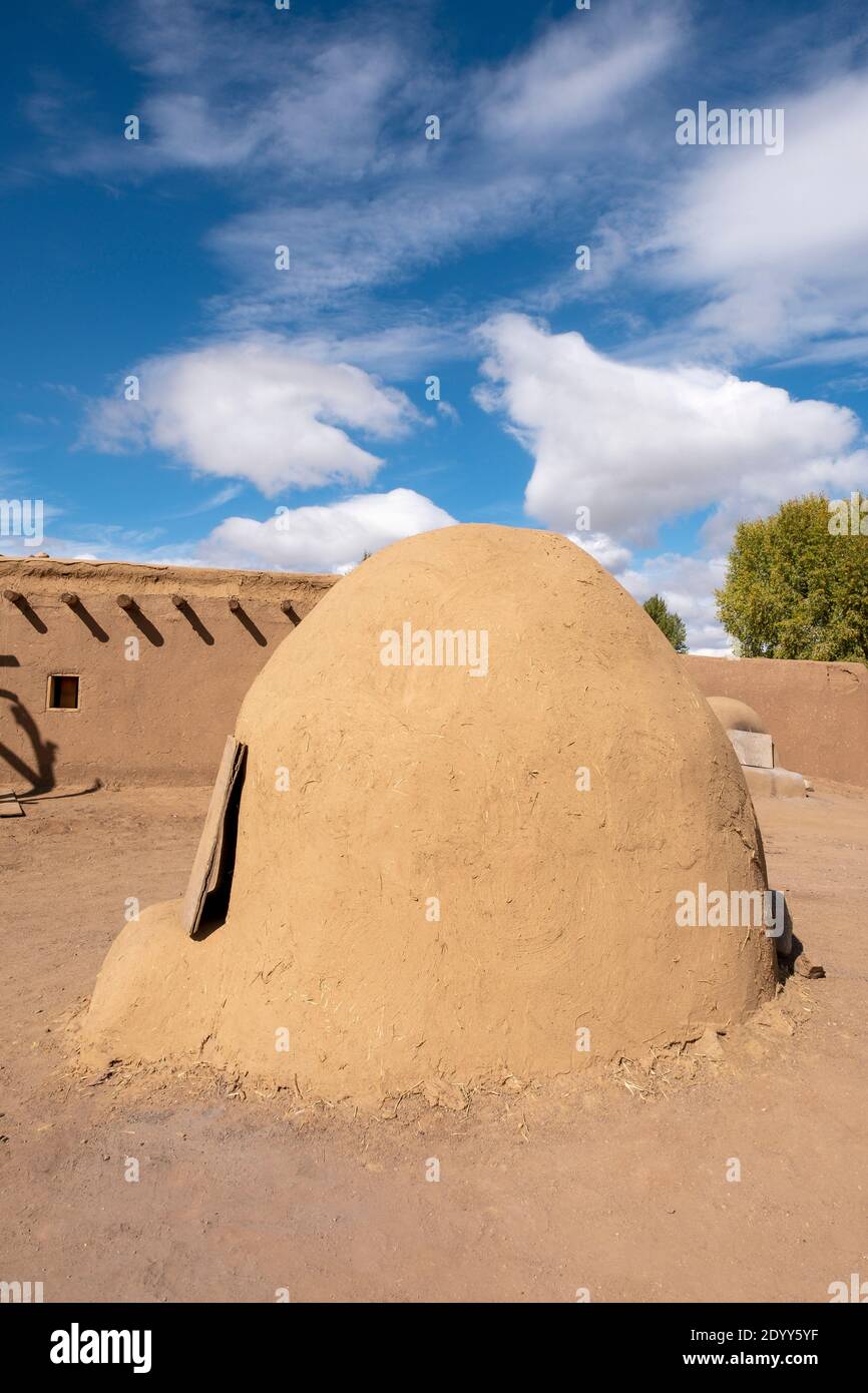 Un four extérieur en adobe dans le village amérindien historique de Taos Pueblo, Nouveau-Mexique, Etats-Unis. Un site classé au patrimoine mondial de l'UNESCO. Banque D'Images