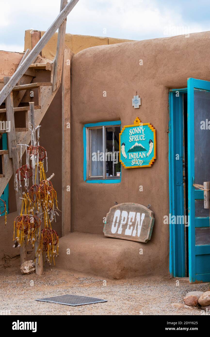 Une boutique d'artisanat dans le village historique d'adobe amérindien de Taos Pueblo, Nouveau-Mexique, Etats-Unis. Un site classé au patrimoine mondial de l'UNESCO. Banque D'Images