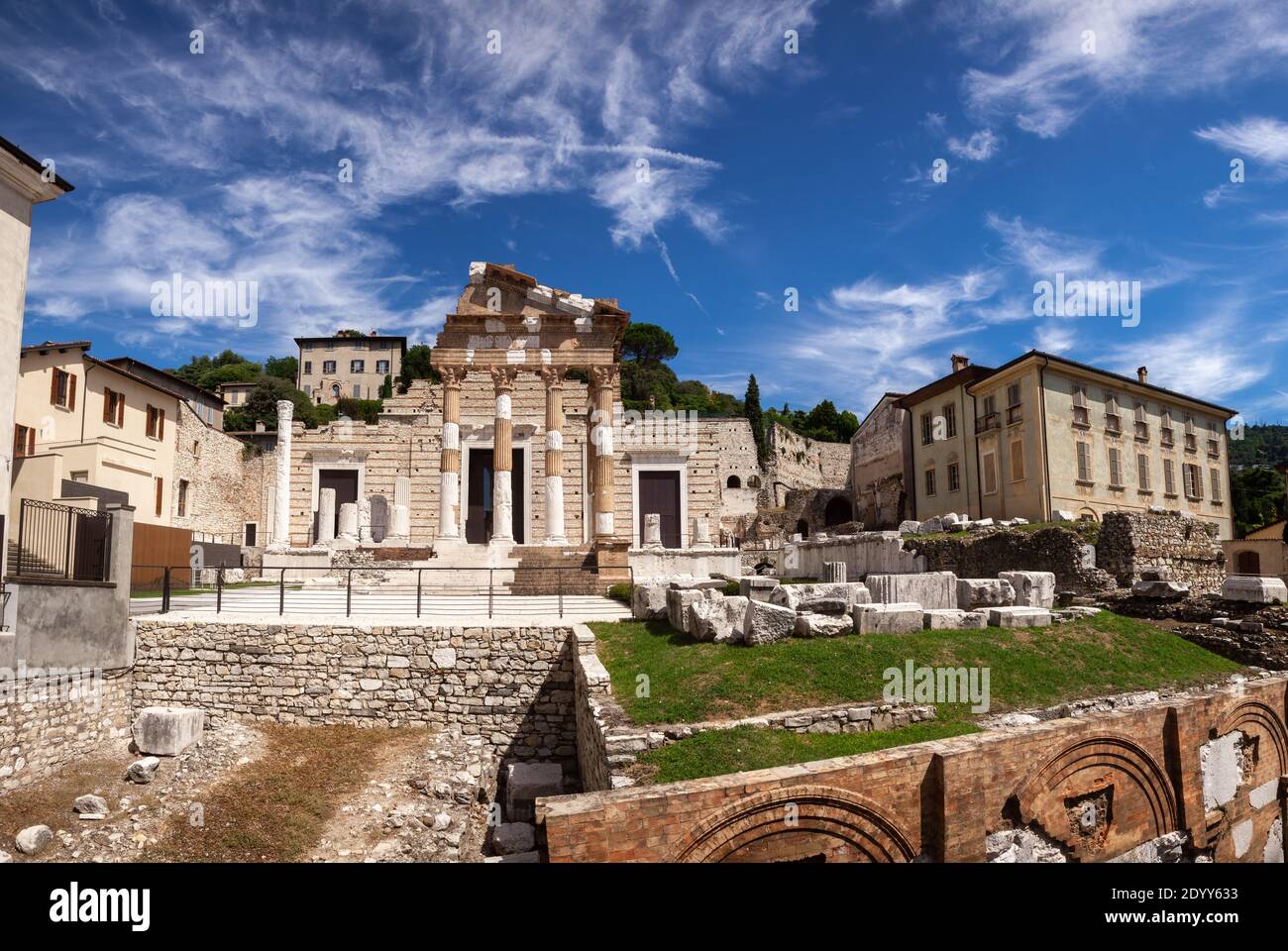 Vue panoramique du forum romain avec Capitolium (Temple de la Triade Capitoline), le temple principal de la ville romaine de Brixia maintenant Brescia, Lombardie, Norther Banque D'Images