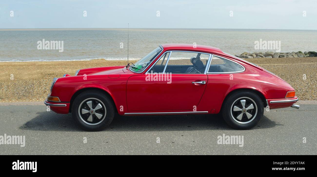 Classic Red Porsche 912 garée sur la promenade du front de mer. Banque D'Images