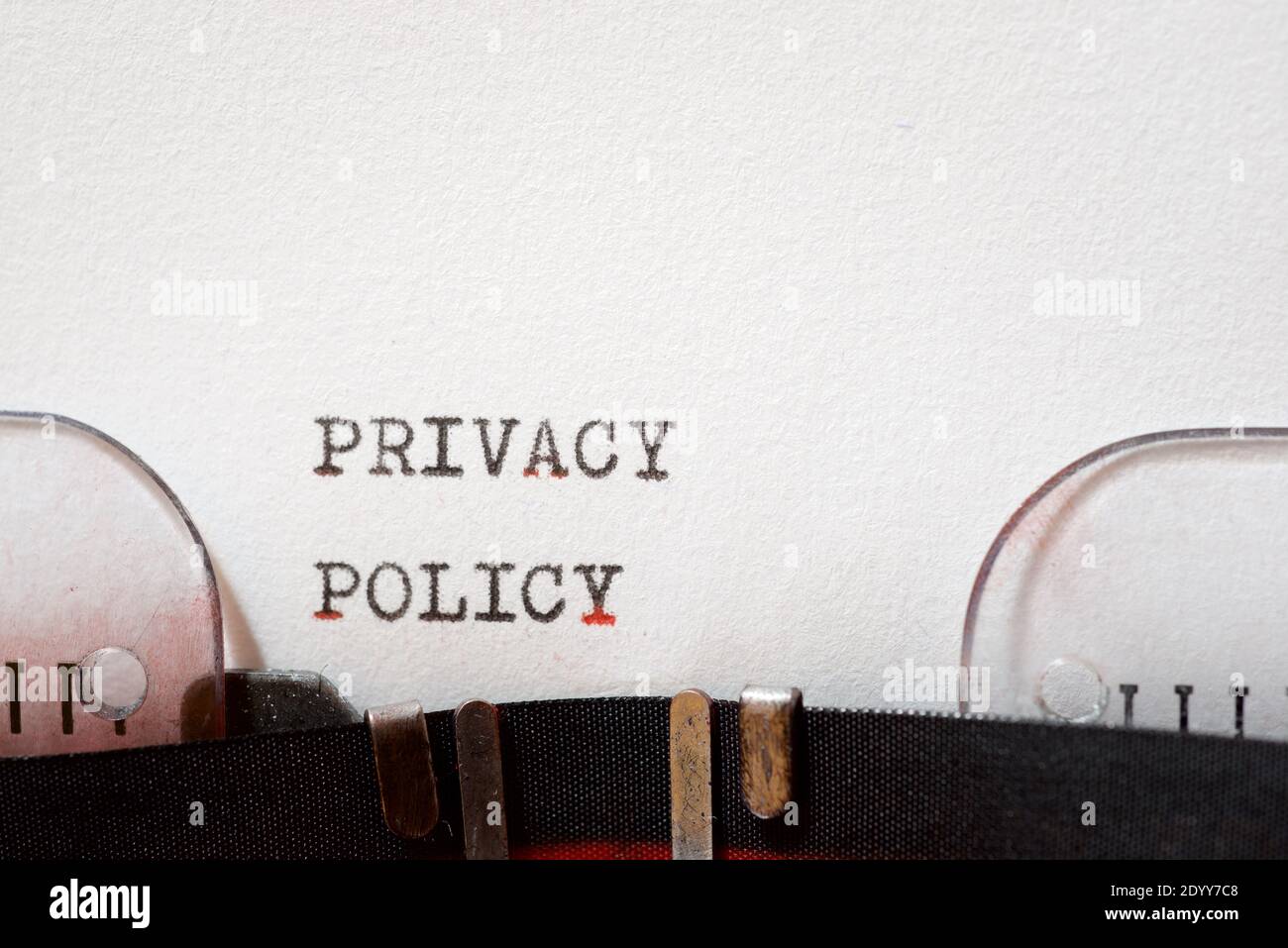 Il suffit de sourire une phrase écrite avec une machine à écrire. Banque D'Images