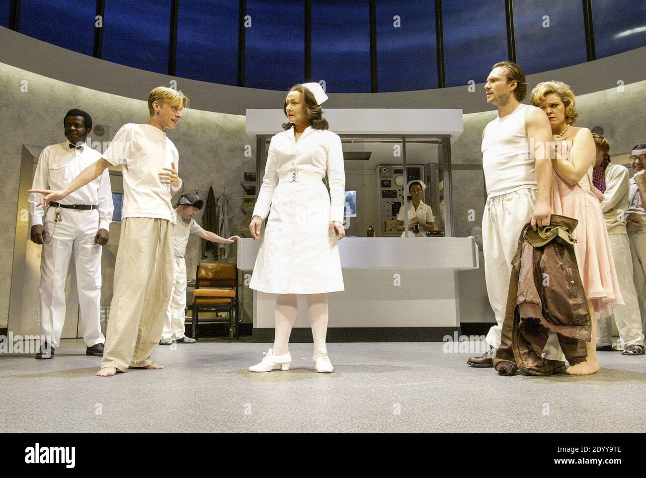 l-r: Stephen K Amos (aide Warren), Mackenzie Crook (Billy Bibbitt), Frances Barber (Nurse Ratched), Christian Slater (Randle P McMurphy), Lizzie Roper (Candy Starr) dans UN DES DEUX A SURVOLÉ LE NID DE CUCKOO par Dale Wasserman au Gielgud Theatre, Londres W1 16/09/2004 après le roman de Ken Kesey : Katy Tuxford costumes: Dagmar Morell éclairage: Chris Davey combats: Terry King réalisé par Terry Johnson & Tamara Harvey Banque D'Images