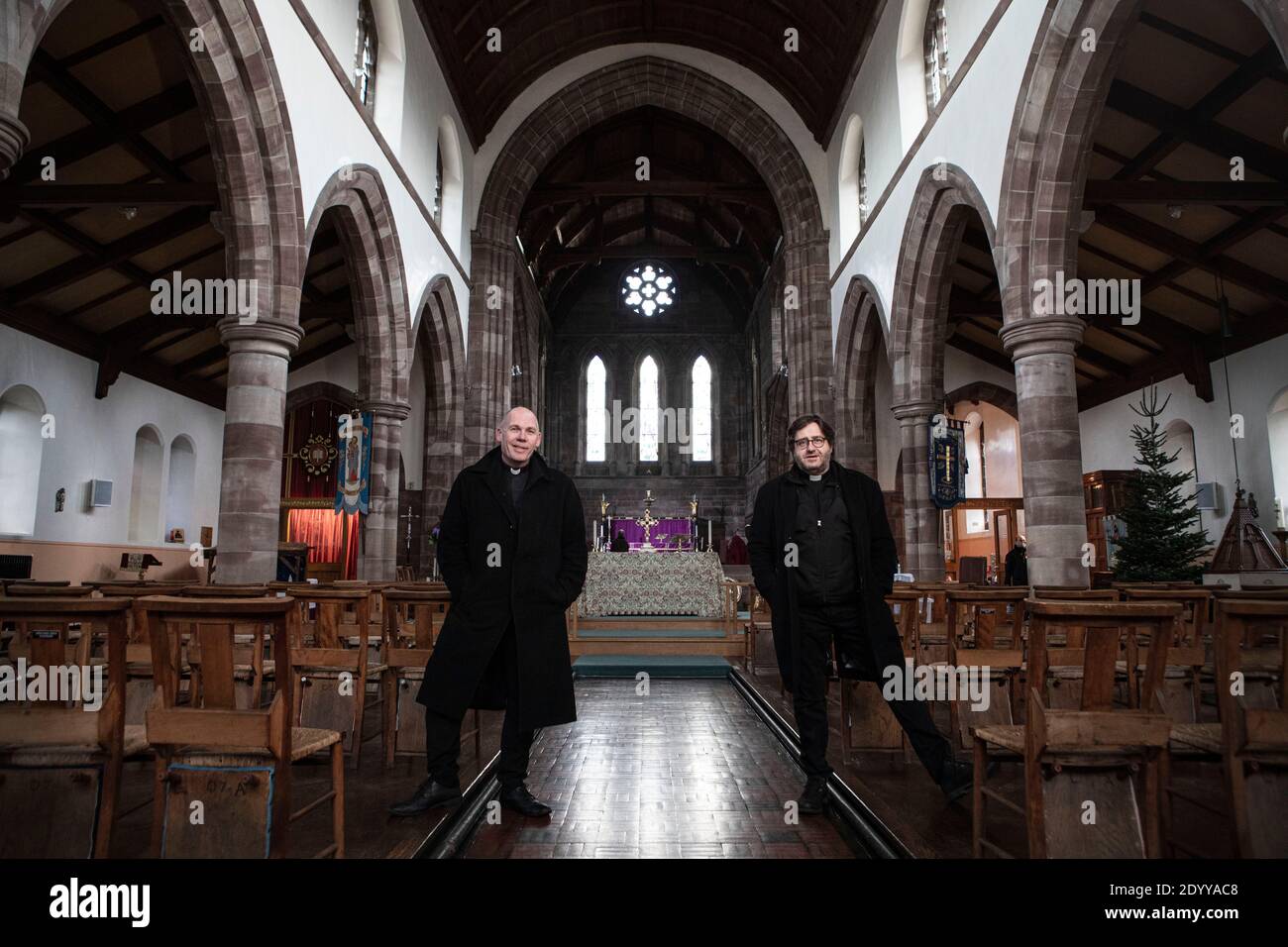 Paster Mick Flemming (à gauche) et le père Alex Frost de l'église St Matthews, Burnley, Royaume-Uni. Banque D'Images