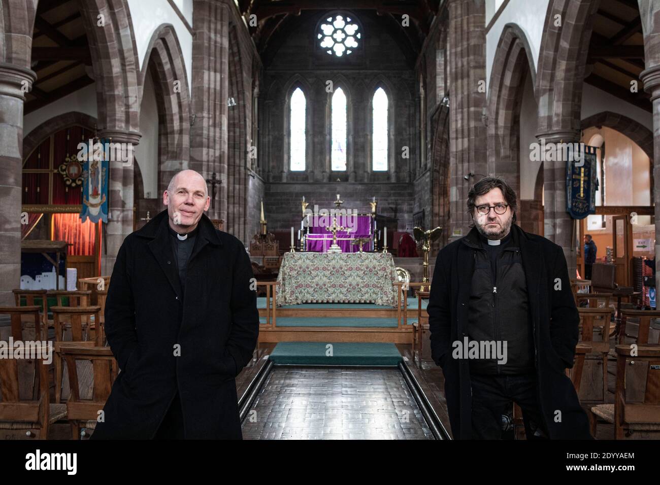 Paster Mick Flemming (à gauche) et le père Alex Frost de l'église St Matthews, Burnley, Royaume-Uni. Banque D'Images