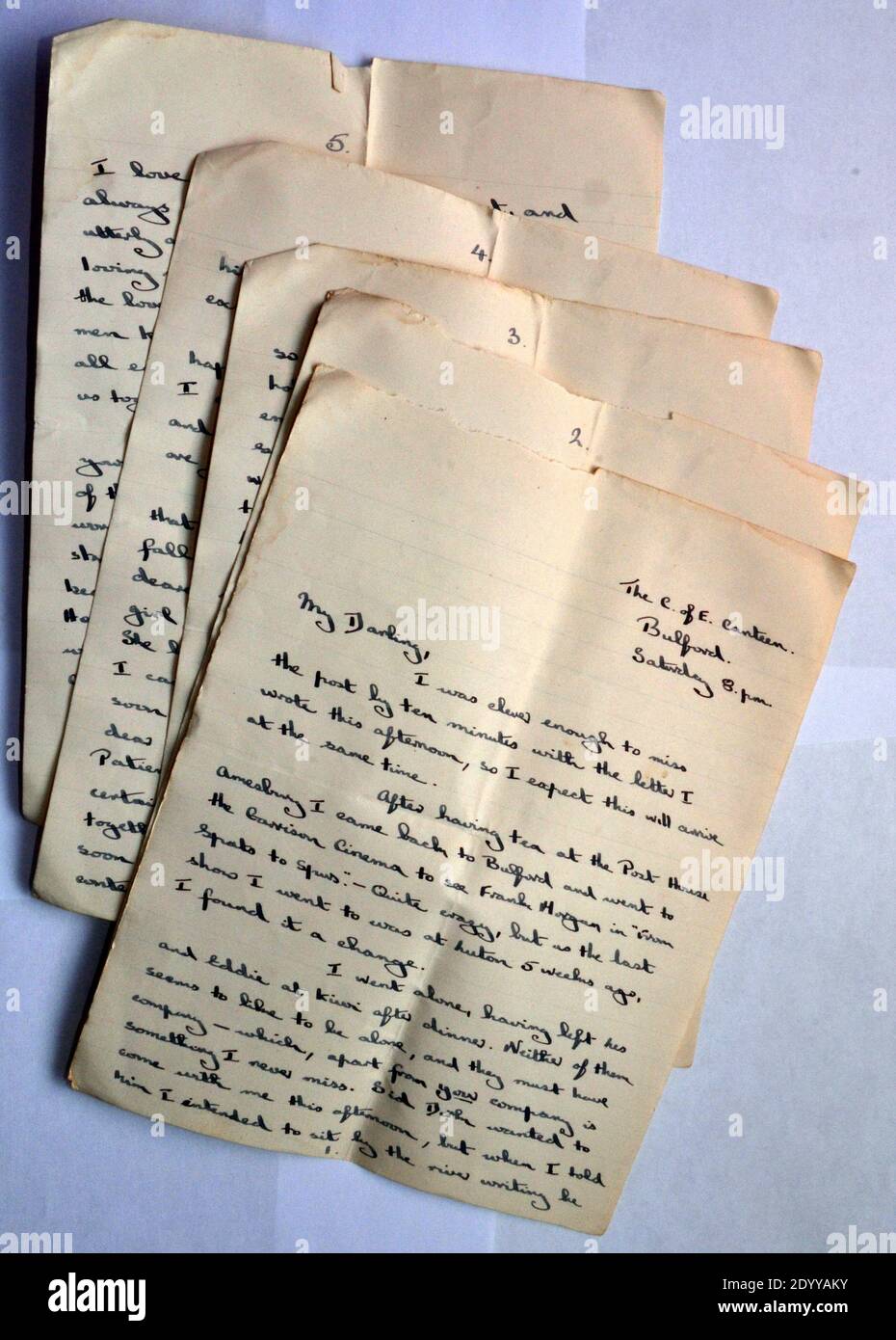 Une ancienne lettre d'amour manuscrite des années 1940 de cinq feuilles de papier-notes qui commence: 'My Darling' Banque D'Images