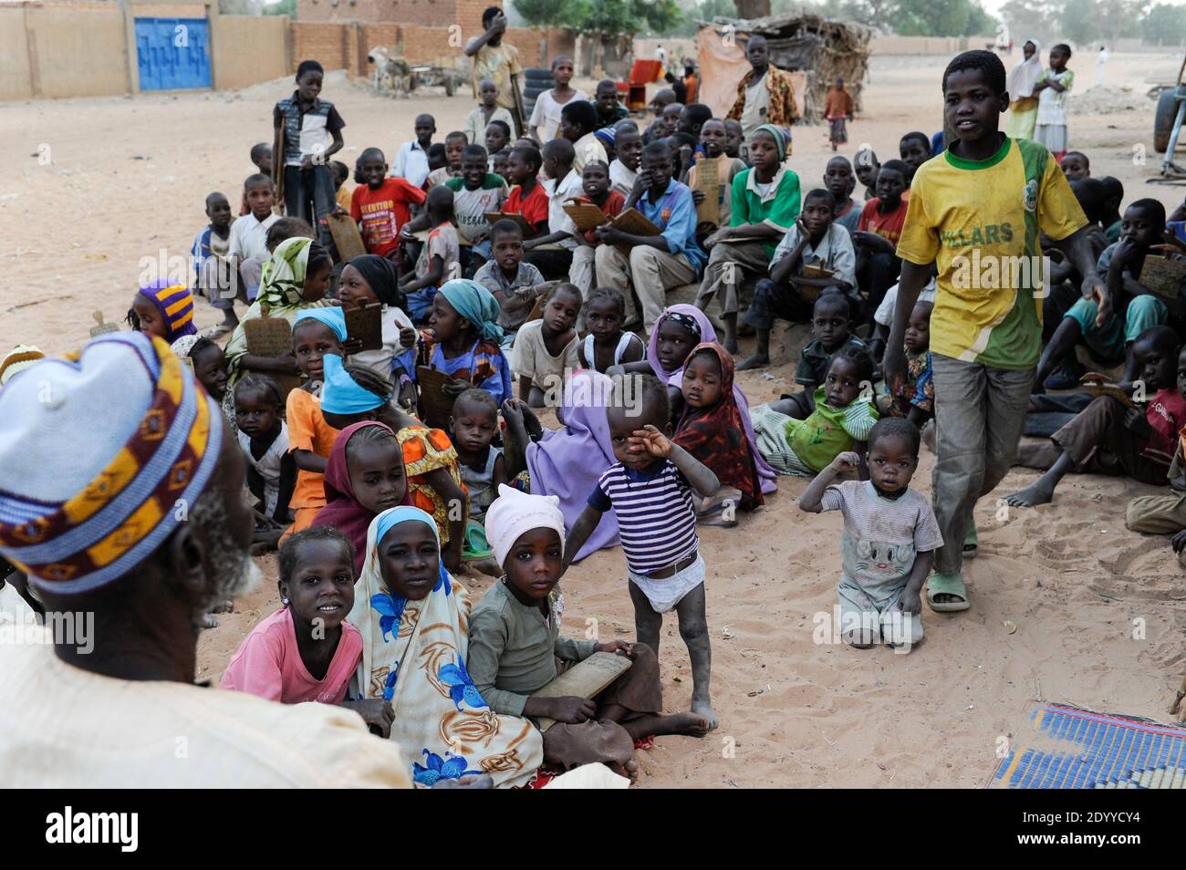 NIGER Zinder, les enfants de l'école de Coran lisant quran sures de plaque de bois / NIGER Zinder, Kinder in einer Koranschule, pauken Coran Suren von Holztafeln Banque D'Images