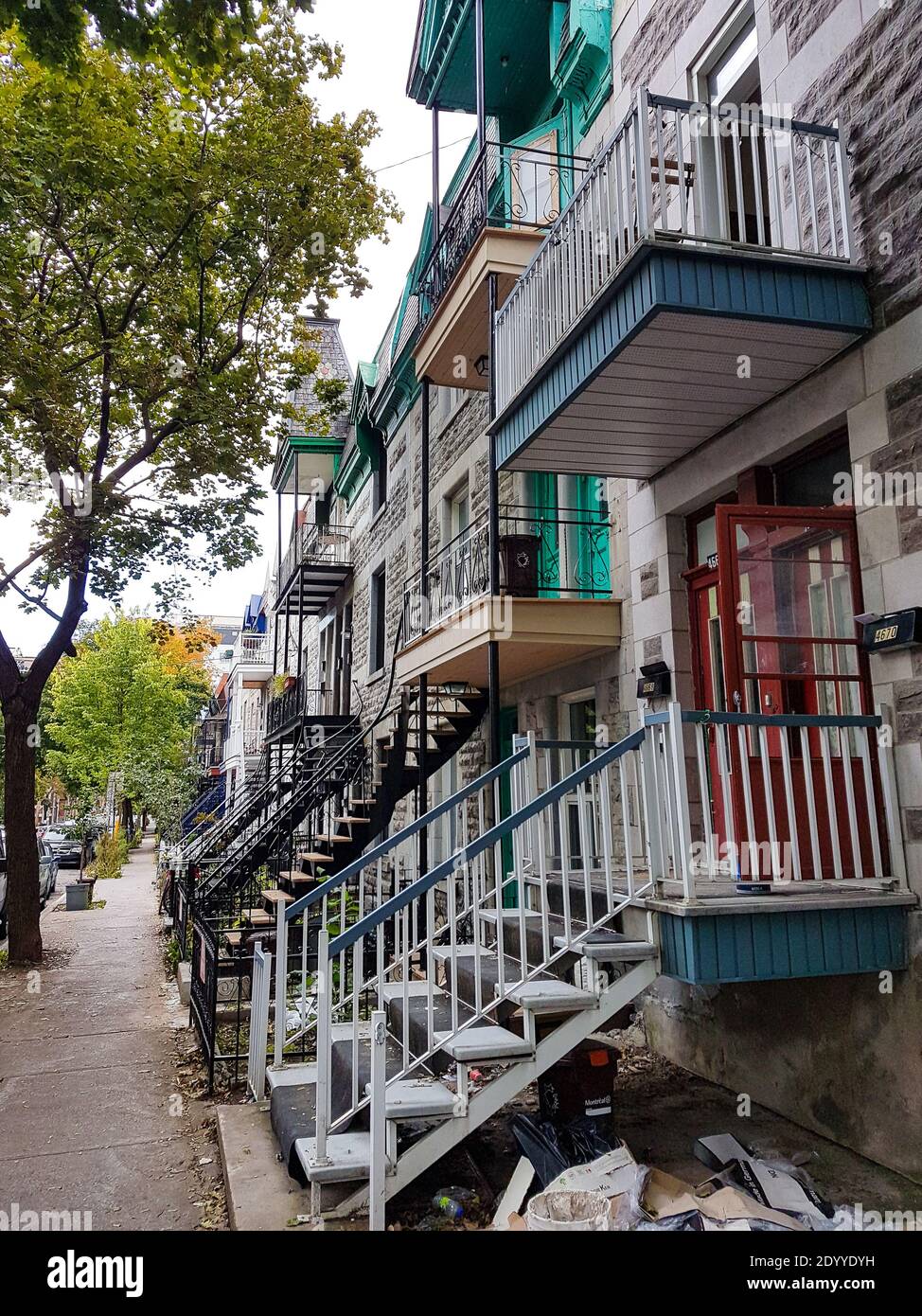 Belles maisons dans une rue de Montréal. Personne Banque D'Images