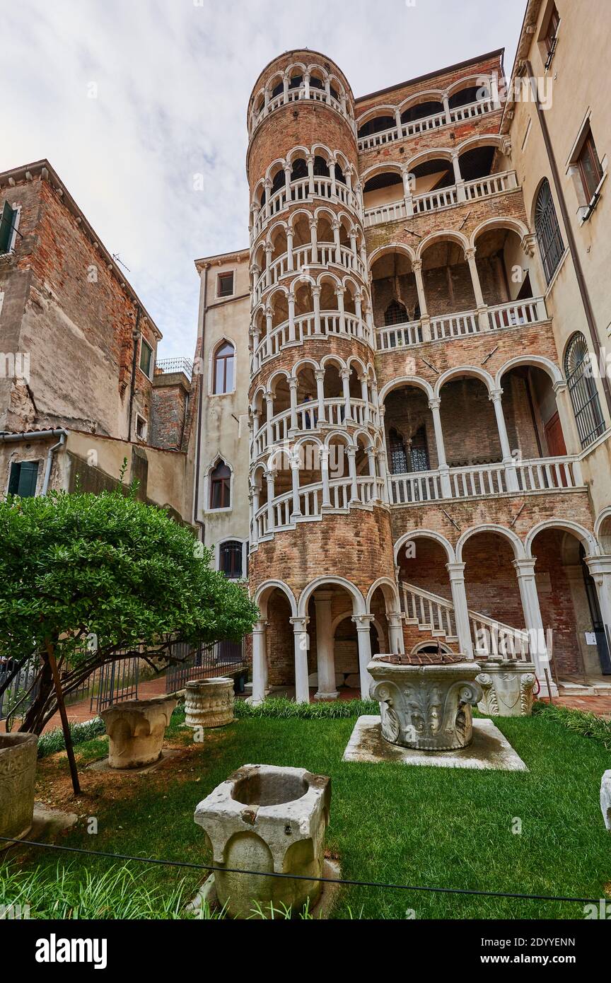 Scala del Bovolo, escalier extérieur en colimaçon du Palazzo Contarini del Bovolo datant du XVe siècle, Venise, Vénétie, Italie Banque D'Images