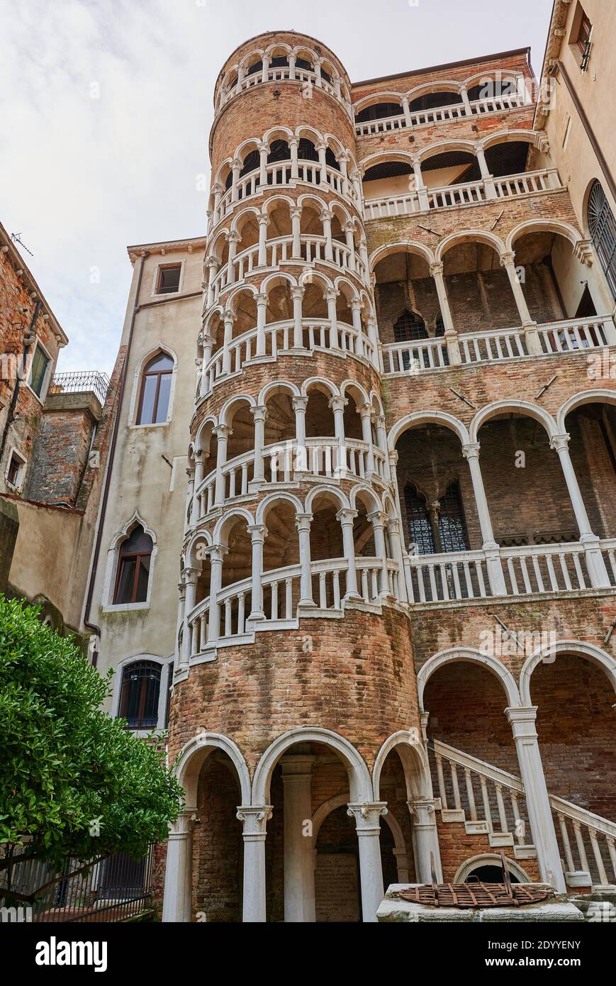 Scala del Bovolo, escalier extérieur en colimaçon du Palazzo Contarini del Bovolo datant du XVe siècle, Venise, Vénétie, Italie Banque D'Images