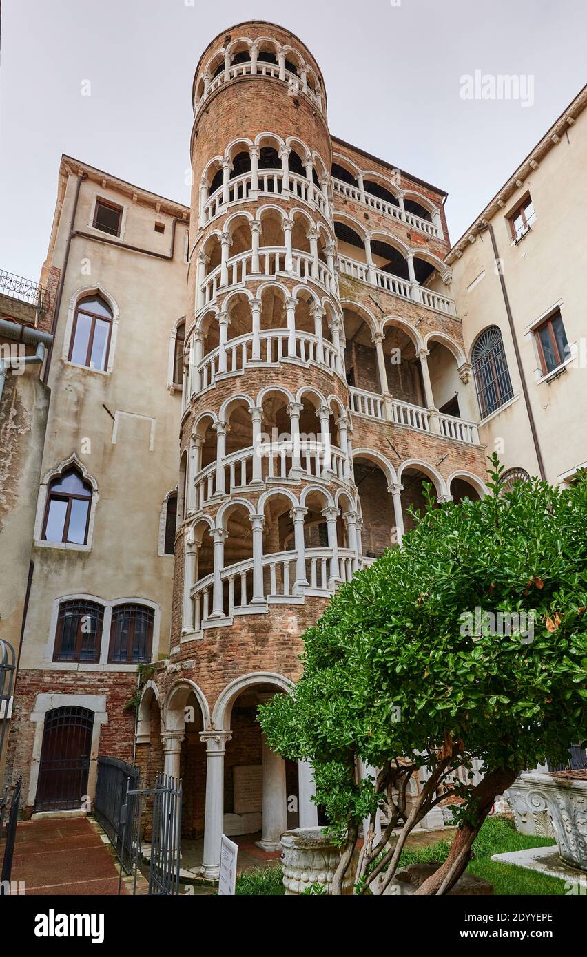 Scala del Bovolo, escalier extérieur en colimaçon du Palazzo Contarini del Bovolo datant du XVe siècle, Venise, Vénétie, Italie Banque D'Images