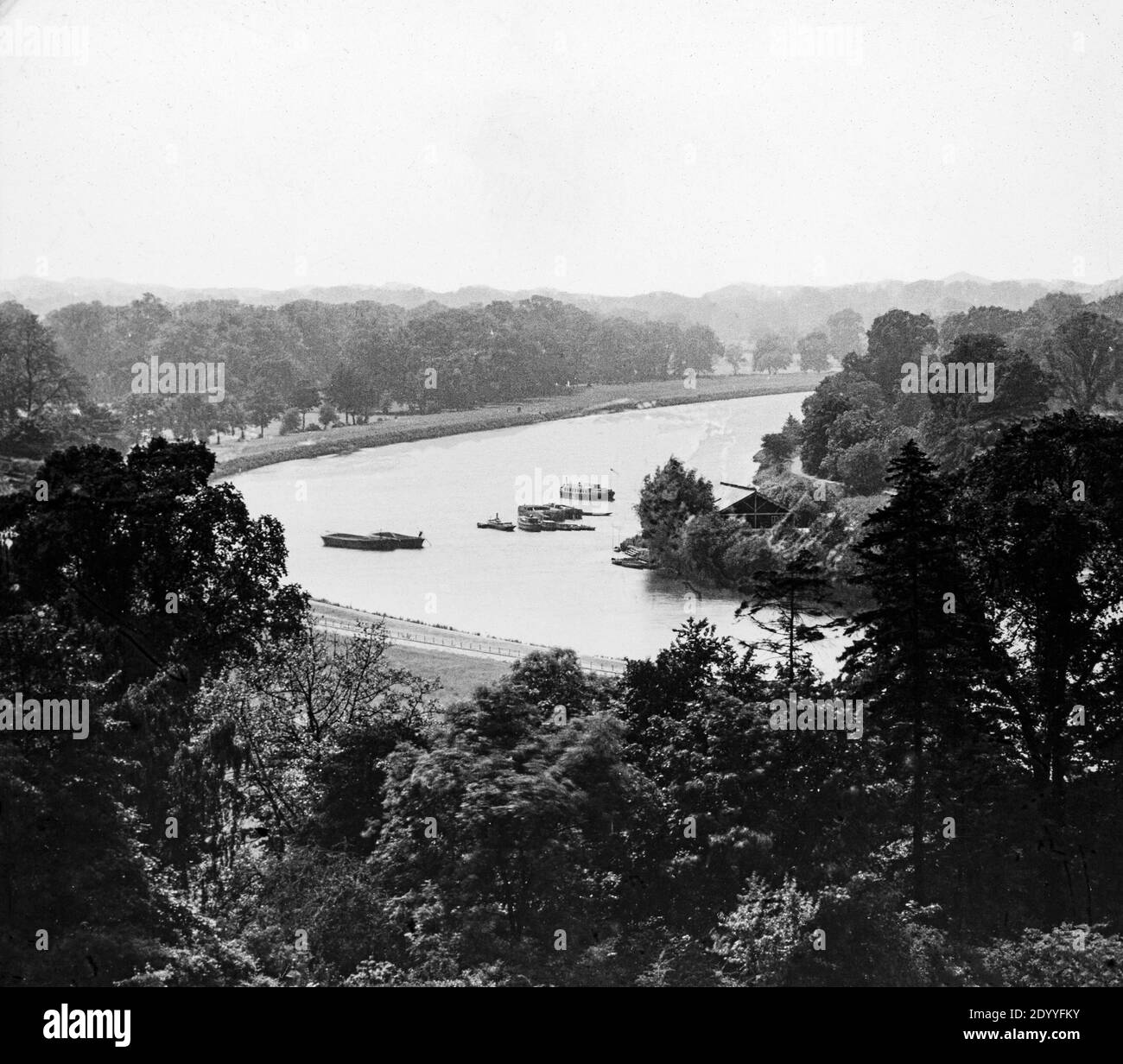 Photographie noir et blanc de la fin de l'époque victorienne montrant la vue sur la Tamise depuis Richmond Hill, Londres, Angleterre. Banque D'Images