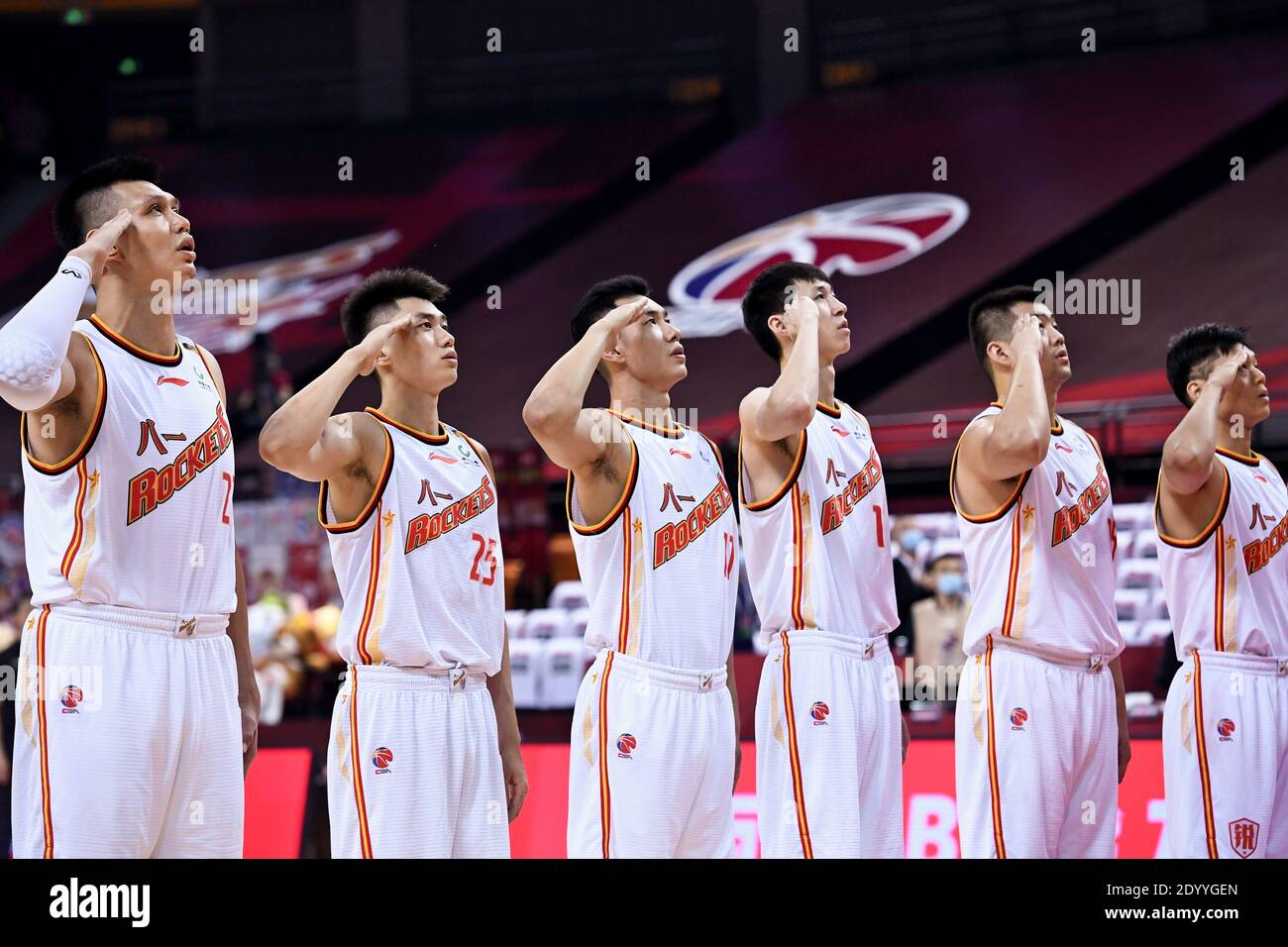 (201228) -- BEIJING, le 28 décembre 2020 (Xinhua) -- des joueurs de Bayi Rockets, une équipe militaire chinoise de basket-ball, saluent lors de la cérémonie de levée de drapeau devant un match entre Bayi Rockets et Zhejiang Lions à la ligue de l'Association chinoise de basket-ball (CBA) 2019/20 à Qingdao, dans la province de Shandong, en Chine orientale, le 14 juillet 2020. Le 20 octobre, une conférence s'est tenue à Beijing sur l'ajustement et la réforme des sports militaires chinois, marquant des changements importants dans la fonction, l'échelle et la structure des équipes sportives militaires chinoises. Ces équipes ne participeront plus à des réunions sportives complètes ou Banque D'Images