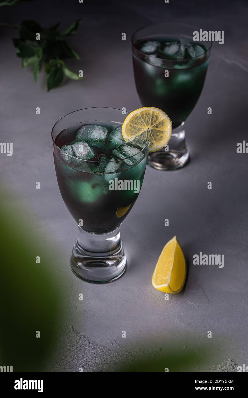 Queue de macktail verte dans des verres avec de la chlorelle ou des algues de la spiruline, du jus de citron, de l'eau minérale et de la glace naturelle. Détox super-alimentation. Boisson fraîche d'été. Sain e Banque D'Images
