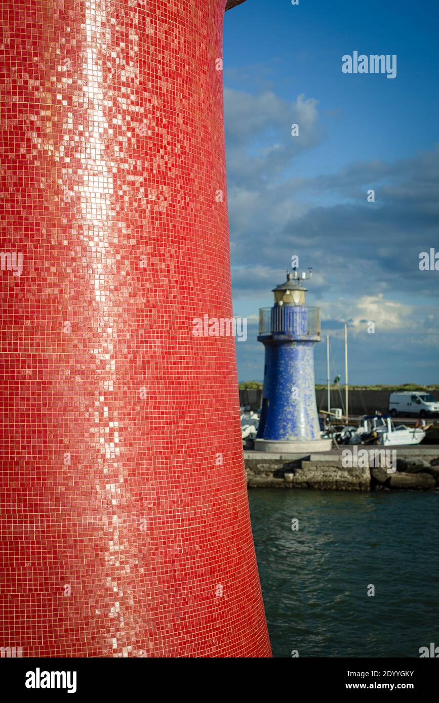 Roter und blauer Leuchtturm an der Hafeneinfahrt von Castiglione della Pescaia, Maremme, Toskana, Italien Banque D'Images