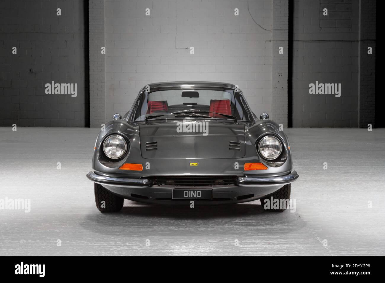 Gris 1972 Dino 246 GT. Vue avant. Conçu par Ferrari. Construit par FIAT et propulsé par un moteur V6 Banque D'Images