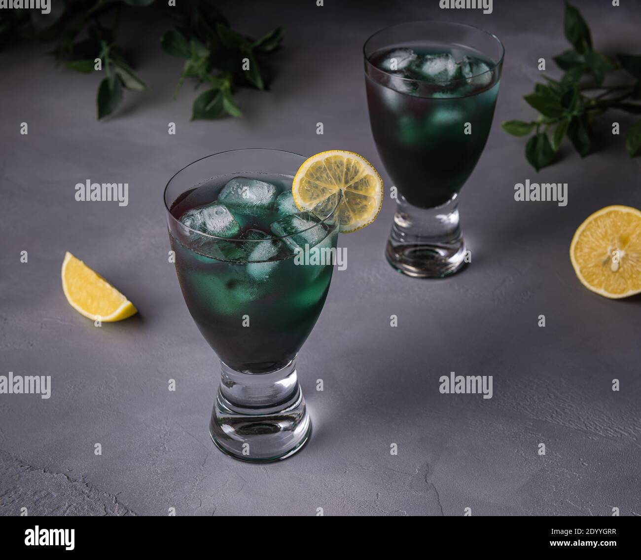 Chlorella ou spiruline algue vert en verres avec jus de citron, eau minérale et glace naturelle. Détox super-alimentation. Boisson fraîche d'été. Santé ea Banque D'Images