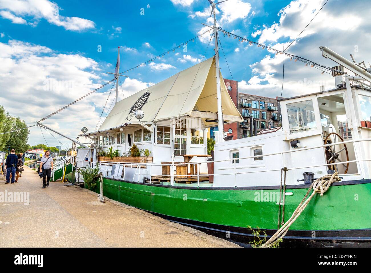 Brag East Restaurant britannique moderne sur un bateau de canal amarré sur la rivière Lee, Sweetwater Mooing, Hackney Wick, Londres, Royaume-Uni Banque D'Images