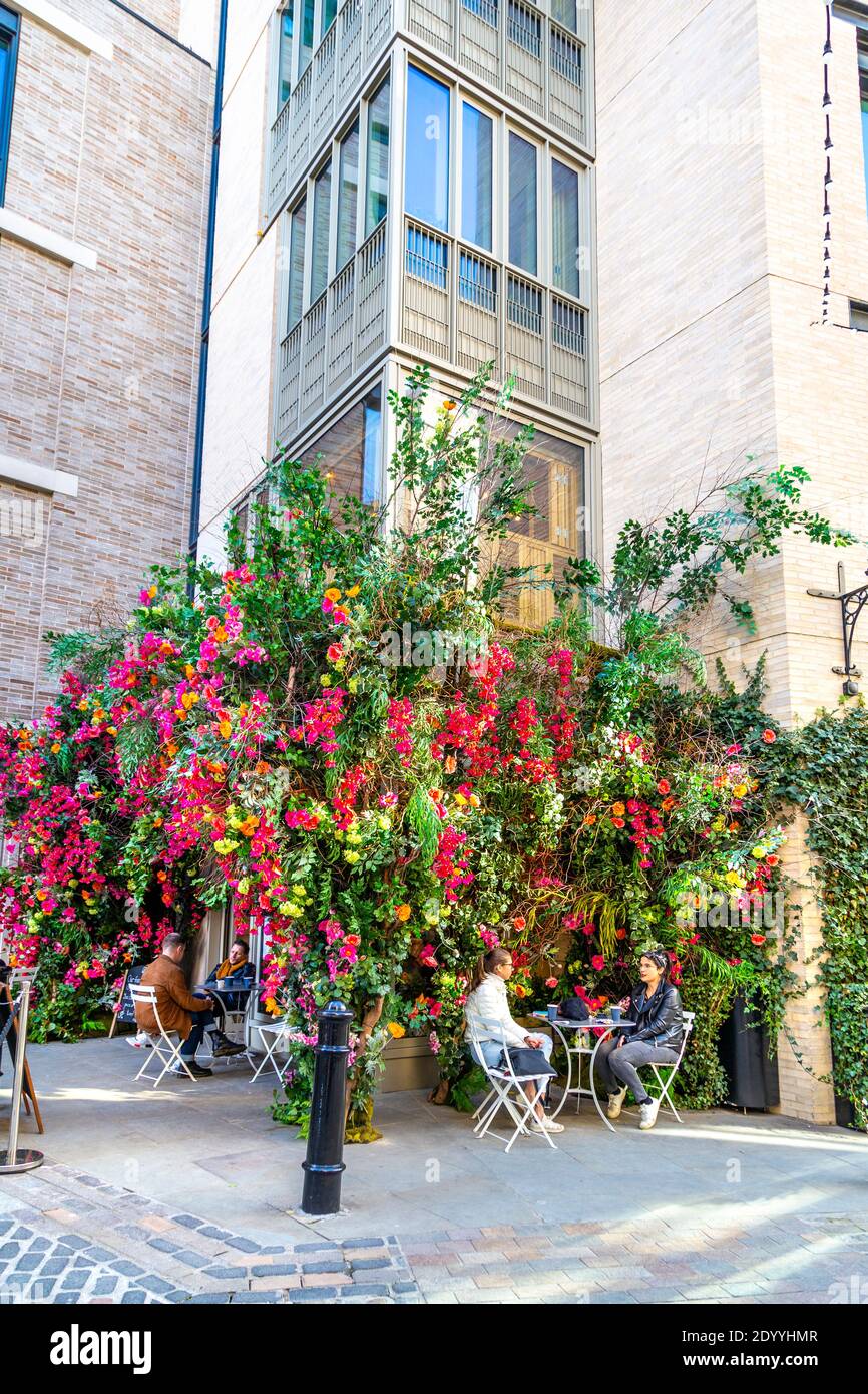 Extérieur de Floral Street Coffee House décoré de fleurs colorées, les gens ayant des cafés à l'extérieur, Covert Garden, Londres, Royaume-Uni Banque D'Images