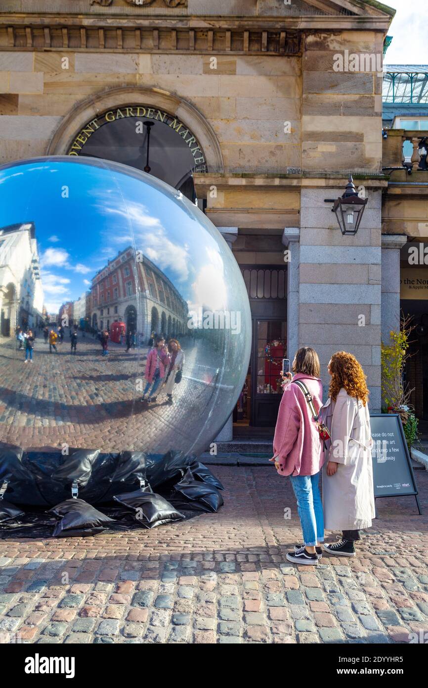 Ballon miroir gonflable géant au marché Covent Garden, Londres, Royaume-Uni Banque D'Images