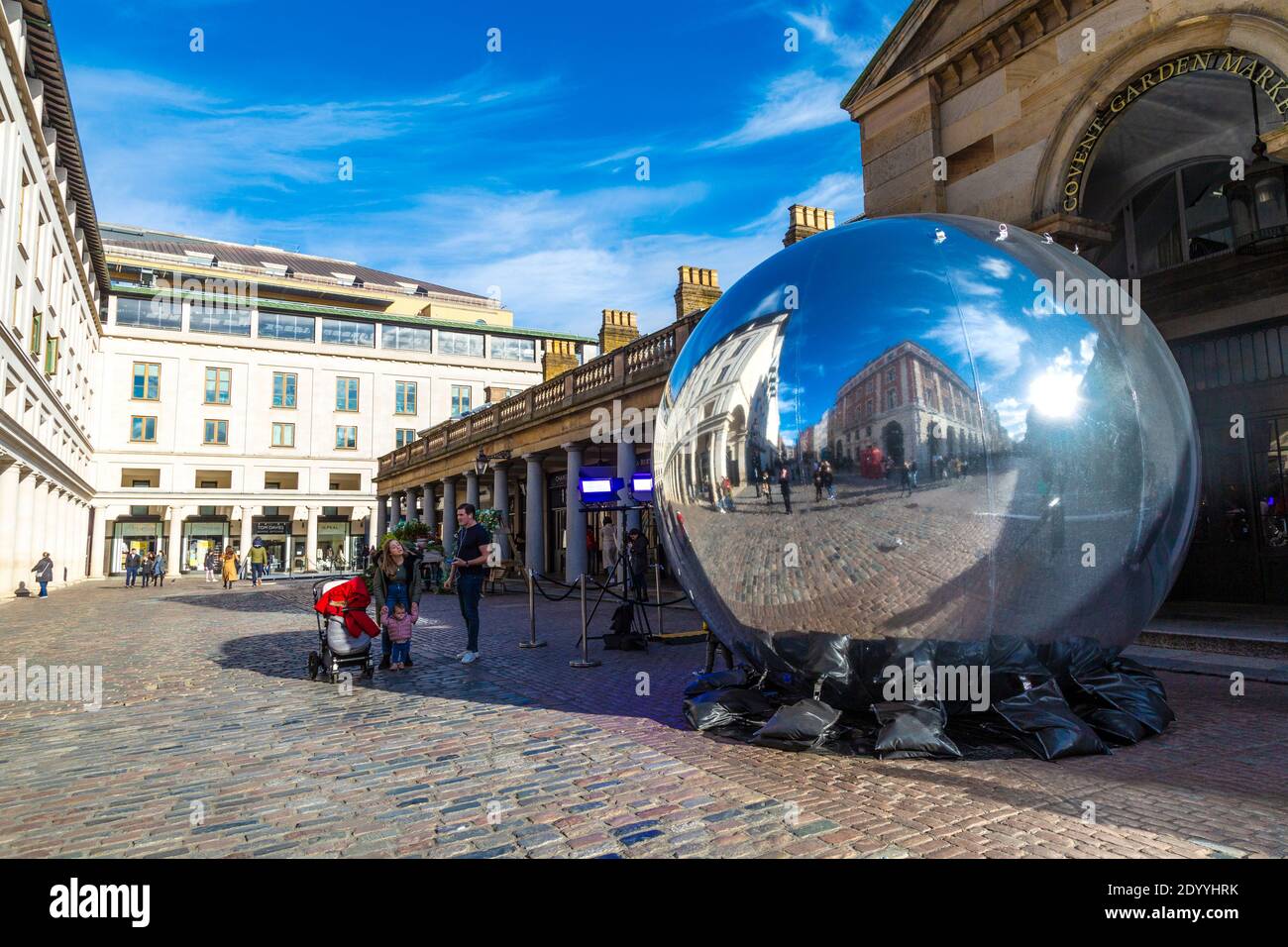 Ballon miroir gonflable géant au marché Covent Garden, Londres, Royaume-Uni Banque D'Images