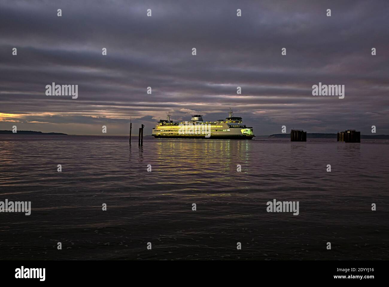 WA18896-00...WASHINGTON - traversée du ferry d'Edmonds à Kingston au coucher du soleil. Banque D'Images