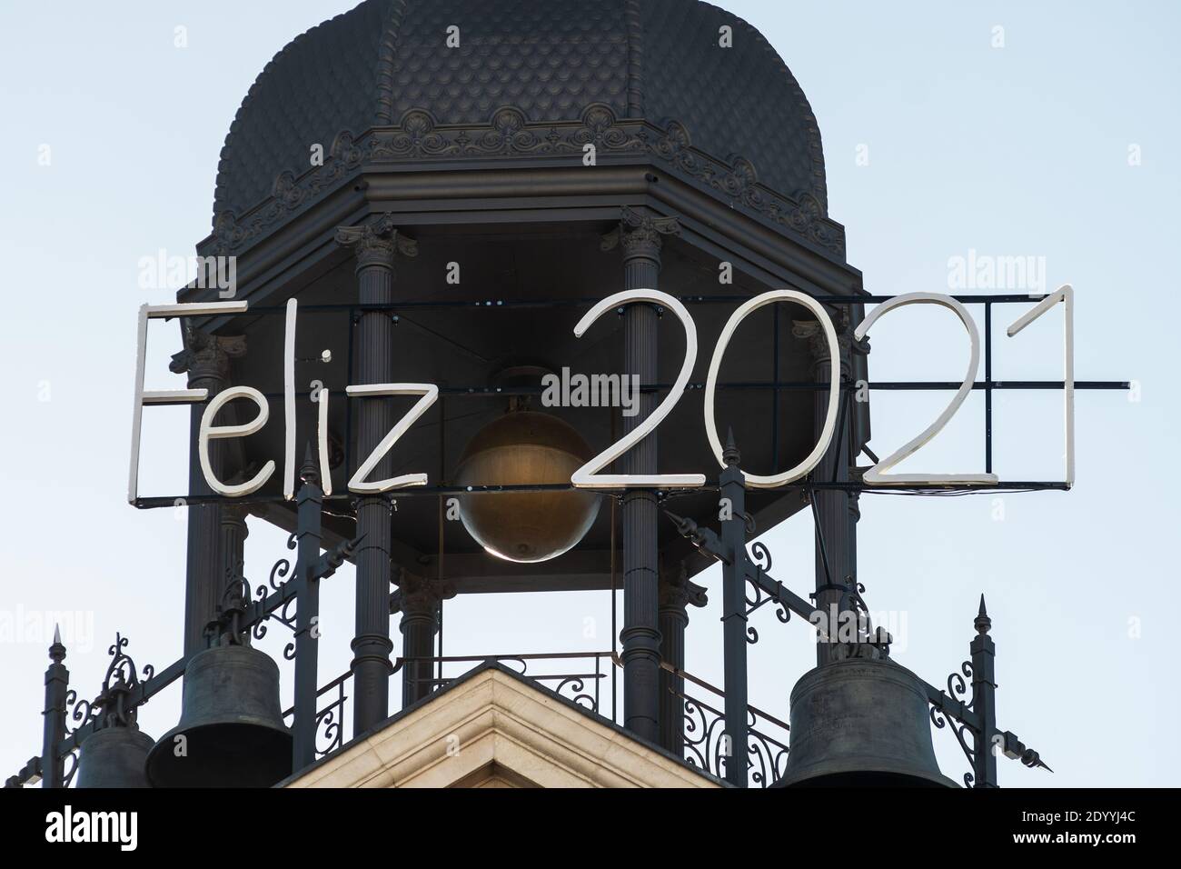 Madrid, Espagne. 28 décembre 2020. Le panneau Happy New Year 2021 est installé sur la place sol. Cette année, il n'est pas permis de rencontrer des gens à Puerta del sol pour prendre les 12 raisins traditionnels avec les carillons de l'horloge la nuit du 31 décembre pour accueillir la nouvelle année en raison des mesures sanitaires comme une restriction à la lutte contre la pandémie causée Par le coronavirus (COVID-19). Credit: Marcos del Mazo/Alay Live News Banque D'Images