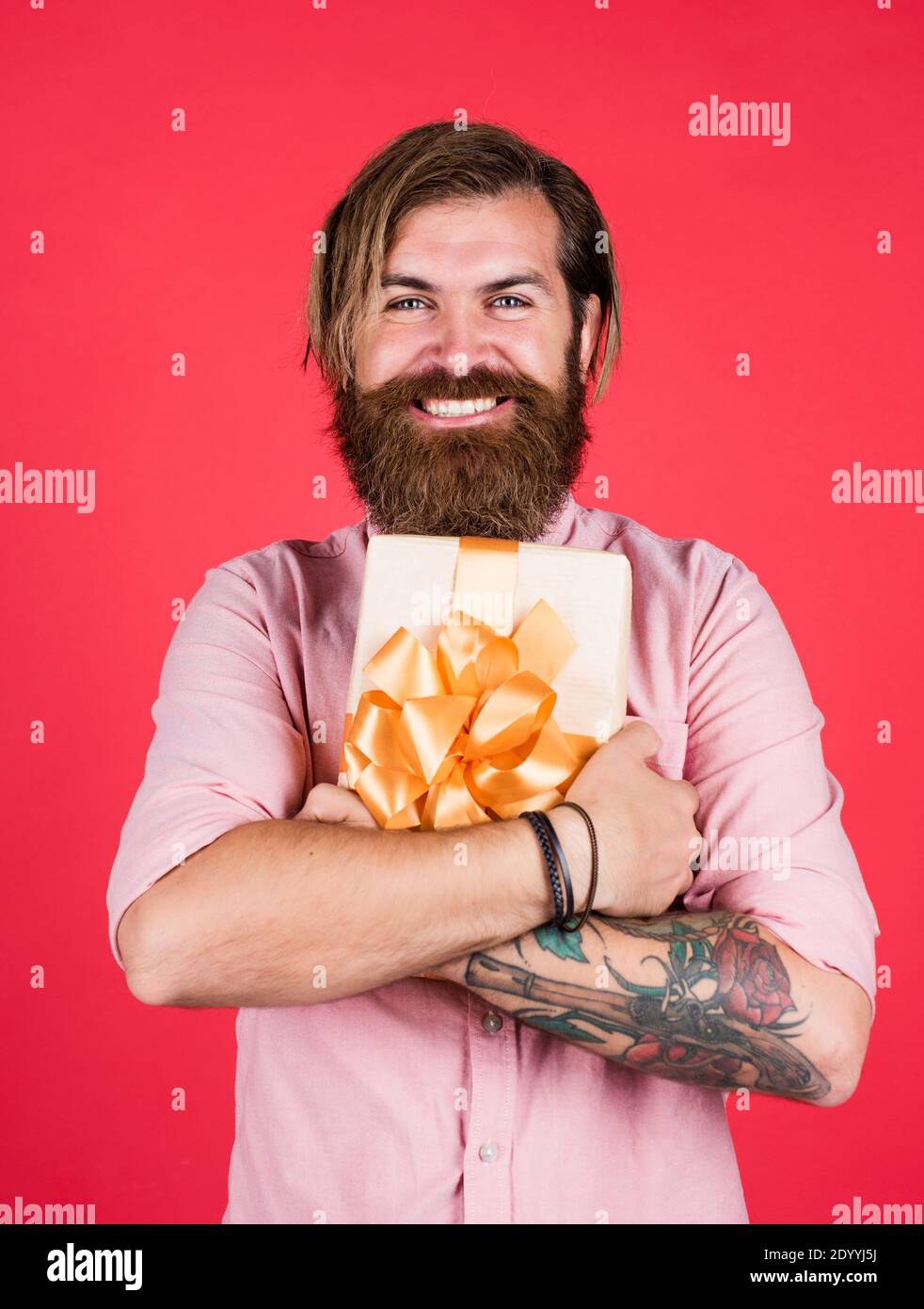 Emotions Funky Hipster Mur Brutal Avec Cadeau Acheter Dans Le Centre Commercial Boite Cadeau A Barbes Heureux Joyeux Anniversaire Ou Anniversaire Fete Des Fetes Surprise Pour Lui Shopping Et Vente Photo Stock