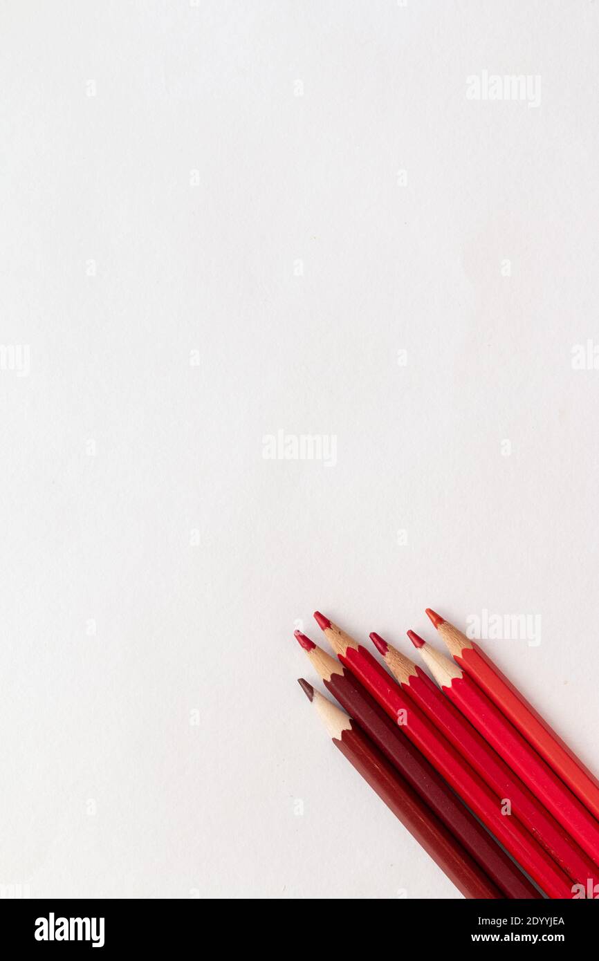 groupe de crayons rouges sur fond de papier blanc, équipement de peinture Banque D'Images