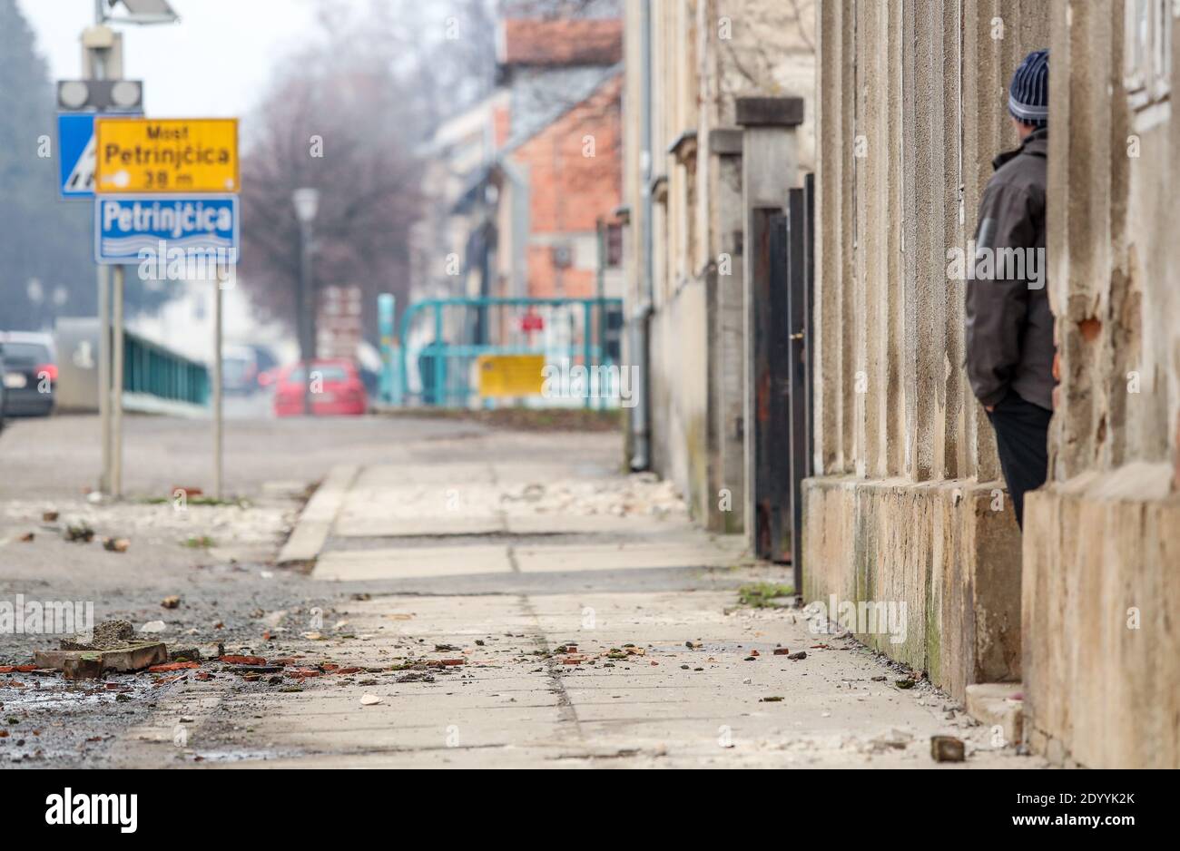 Petrinja, Croatie. 28 novembre 2020. Des débris sont visibles devant un bâtiment endommagé par un tremblement de terre à Petrinja, en Croatie, le 28 décembre 2020. Aucune victime n'a été signalée quelques heures après qu'une série de tremblements de terre aient frappé le centre de la Croatie près de la capitale Zagreb, lundi, ont déclaré des responsables locaux. (Luka Stanzl/Pixsell via Xinhua) Credit: Xinhua/Alay Live News Banque D'Images