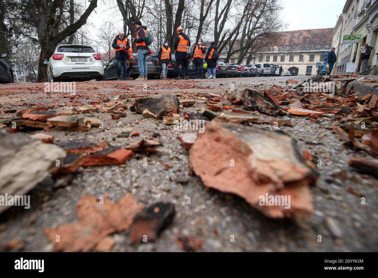 Petrinja, Croatie. 28 novembre 2020. Des débris sont visibles devant un bâtiment endommagé par un tremblement de terre à Petrinja, en Croatie, le 28 décembre 2020. Aucune victime n'a été signalée quelques heures après qu'une série de tremblements de terre aient frappé le centre de la Croatie près de la capitale Zagreb, lundi, ont déclaré des responsables locaux. (Igor Kralj/Pixsell via Xinhua) Credit: Xinhua/Alay Live News Banque D'Images