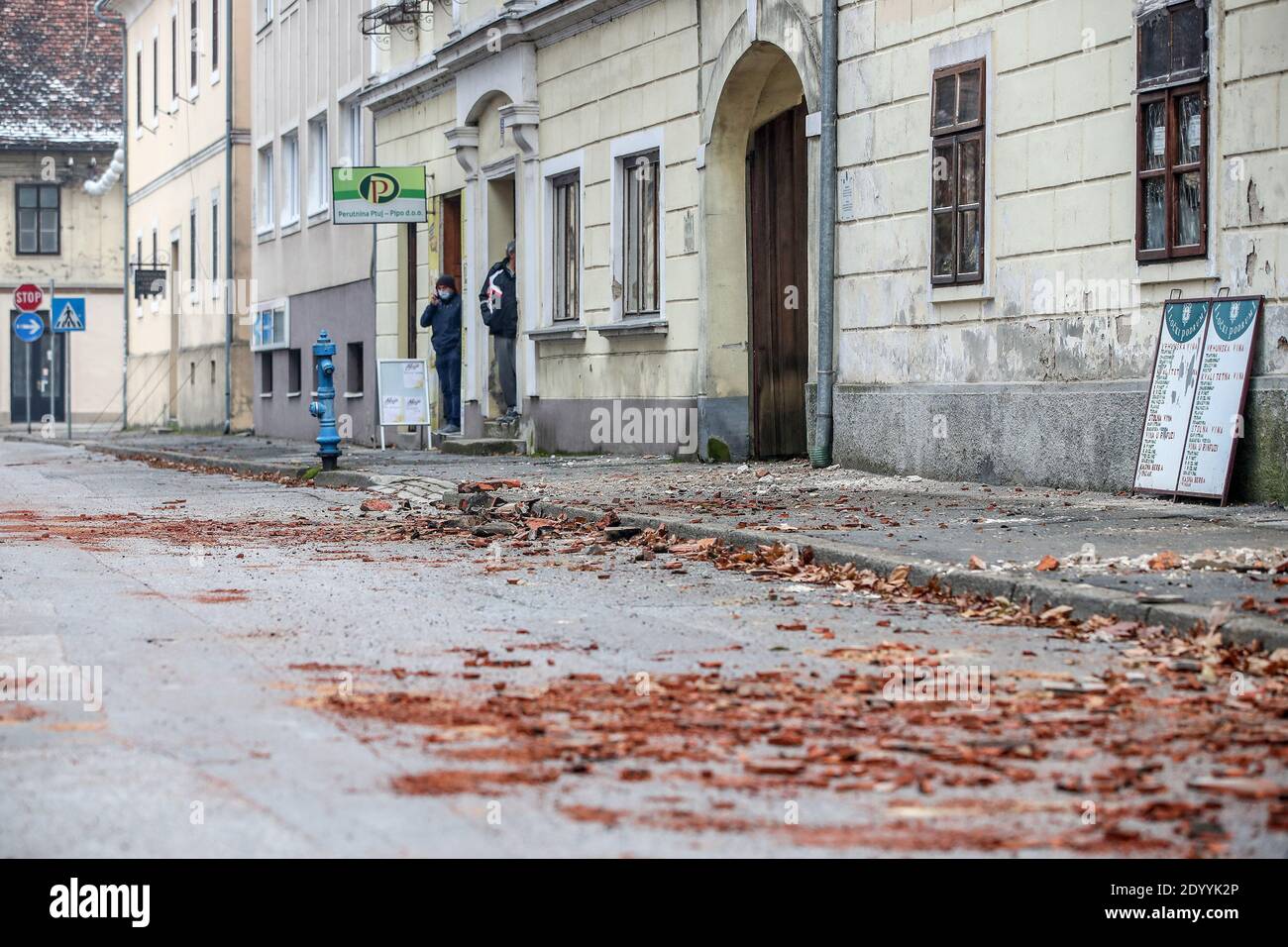 Petrinja, Croatie. 28 novembre 2020. Des débris sont visibles devant un bâtiment endommagé par un tremblement de terre à Petrinja, en Croatie, le 28 décembre 2020. Aucune victime n'a été signalée quelques heures après qu'une série de tremblements de terre aient frappé le centre de la Croatie près de la capitale Zagreb, lundi, ont déclaré des responsables locaux. (Igor Kralj/Pixsell via Xinhua) Credit: Xinhua/Alay Live News Banque D'Images