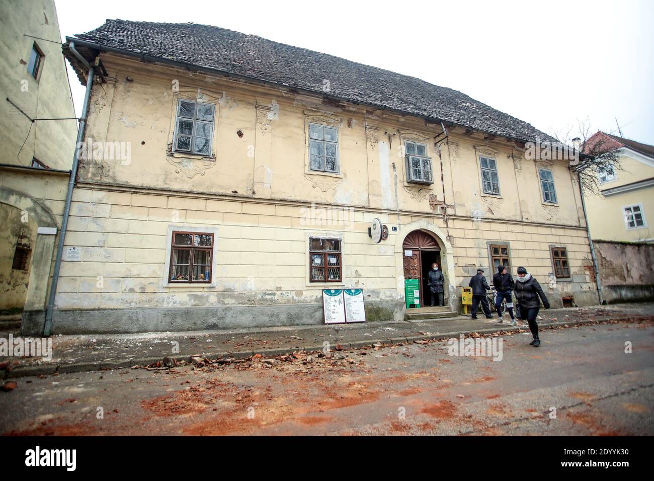 Petrinja, Croatie. 28 novembre 2020. Des débris sont visibles devant un bâtiment endommagé par un tremblement de terre à Petrinja, en Croatie, le 28 décembre 2020. Aucune victime n'a été signalée quelques heures après qu'une série de tremblements de terre aient frappé le centre de la Croatie près de la capitale Zagreb, lundi, ont déclaré des responsables locaux. (Luka Stanzl/Pixsell via Xinhua) Credit: Xinhua/Alay Live News Banque D'Images