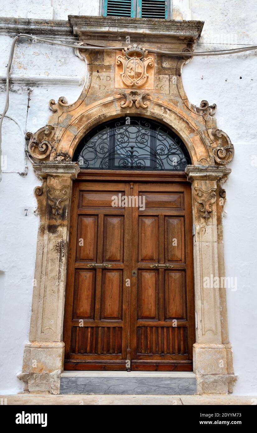 Portail dans le village d'ostuni Italie Banque D'Images