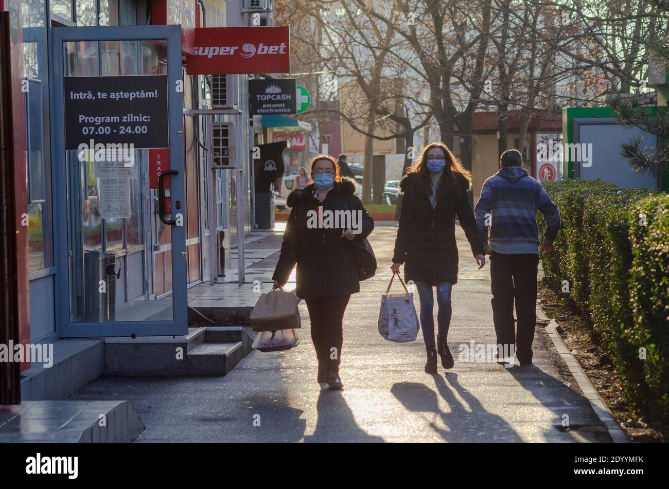 BUCAREST, ROUMANIE - 28 décembre 2020 - les piétons portant des masques faciaux dans un tramway par mesure de précaution contre la transmission de COVID-19 dans le centre de Bucarest, Banque D'Images