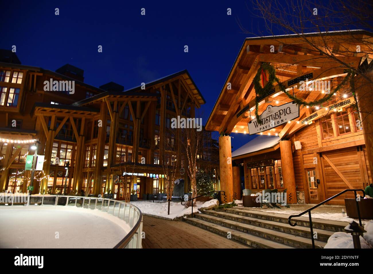 Stowe Mountain ski Resort dans le Vermont, patinoire à Spruce Peak village la nuit, image haute résolution Banque D'Images
