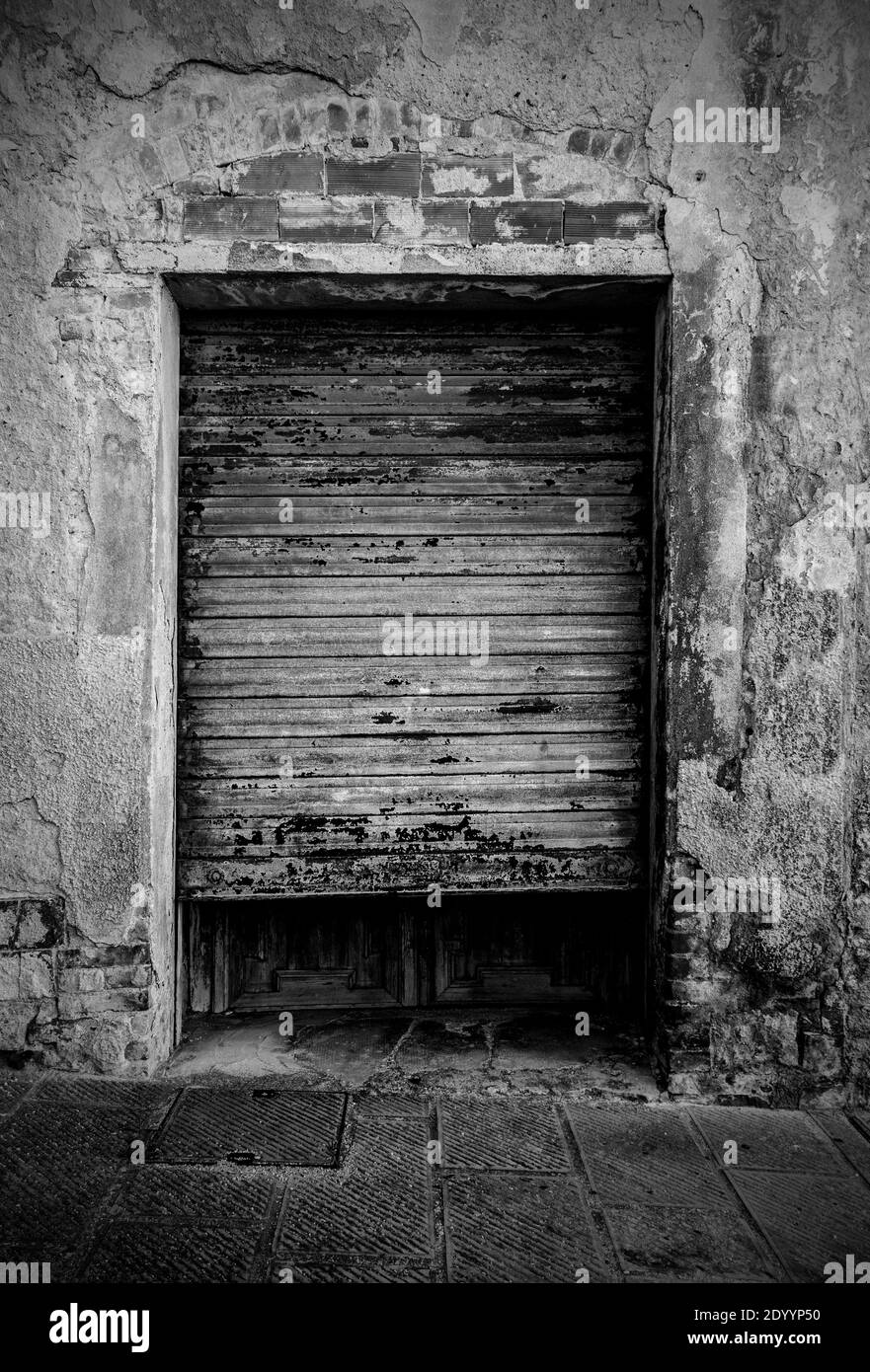 La porte d'un bâtiment désutilisé dans le village médiéval historique de Batignano, province de Grosseto, Toscane, Italie Banque D'Images