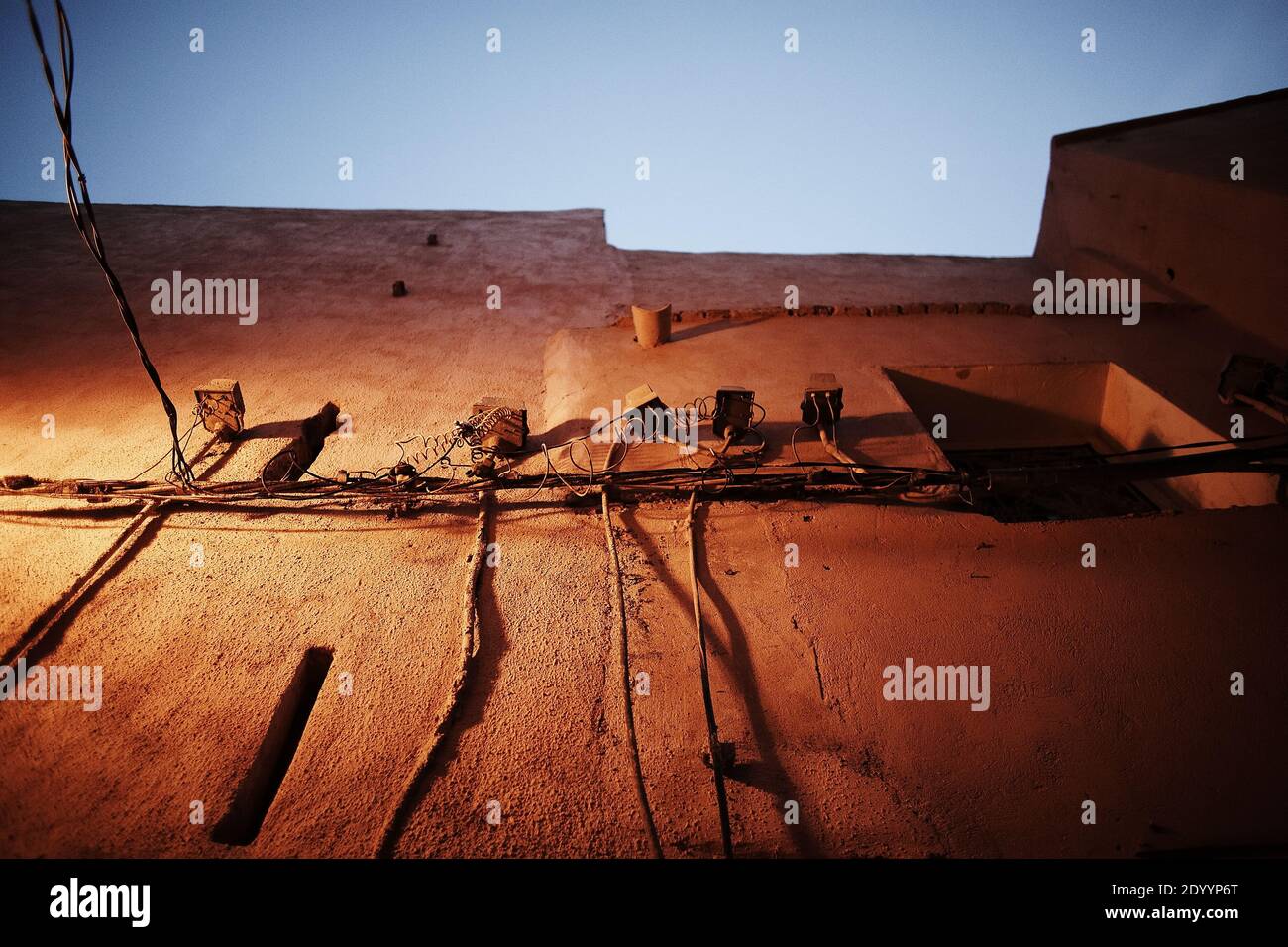 MAROC / Marrakech / Souq à la Médina (vieille ville) cabines électriques et téléphoniques . Banque D'Images