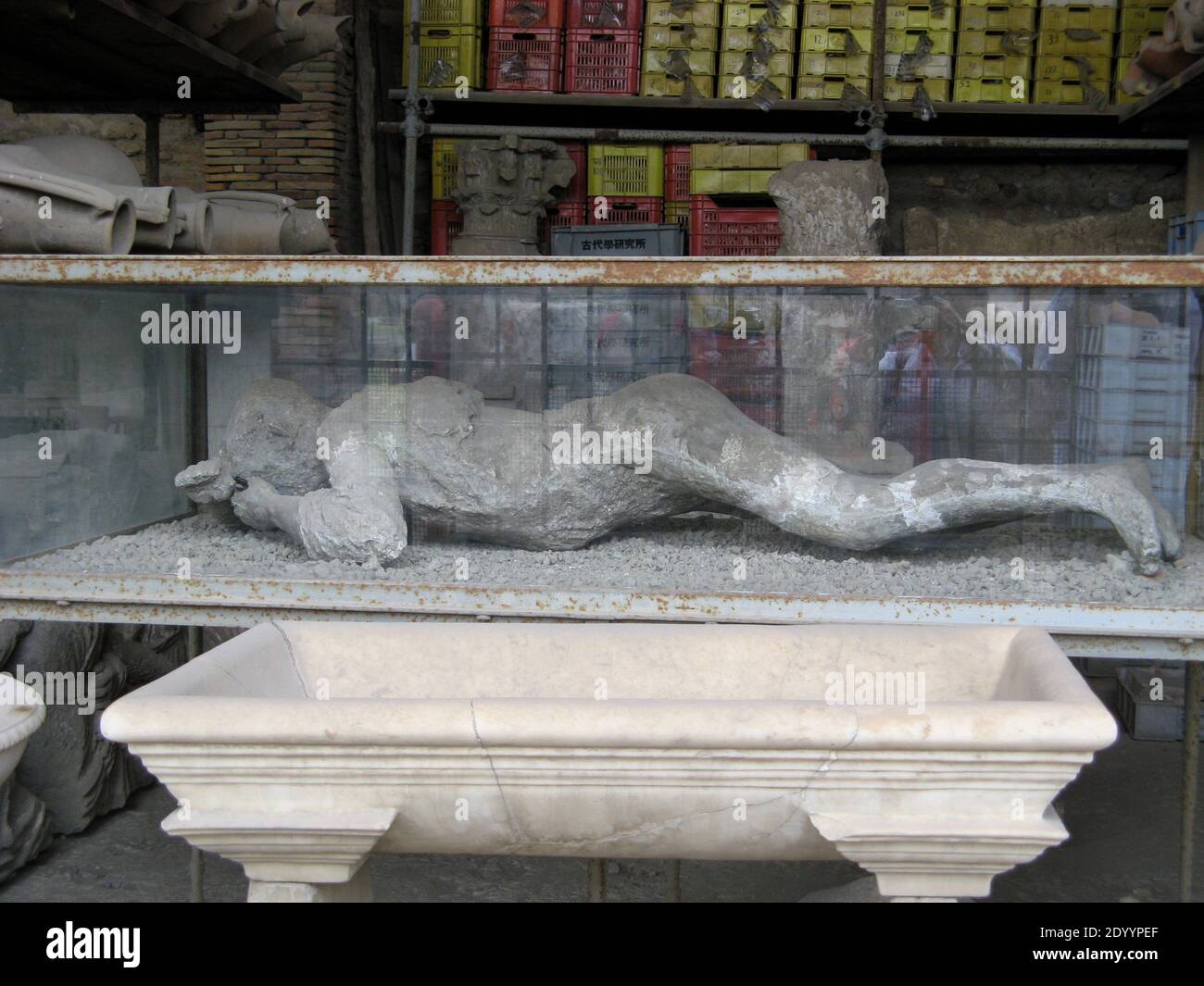 Plâtre stocké ou fonte de béton des victimes de l'éruption du Vésuve Et objets à Pompéi à Naples en Italie Banque D'Images