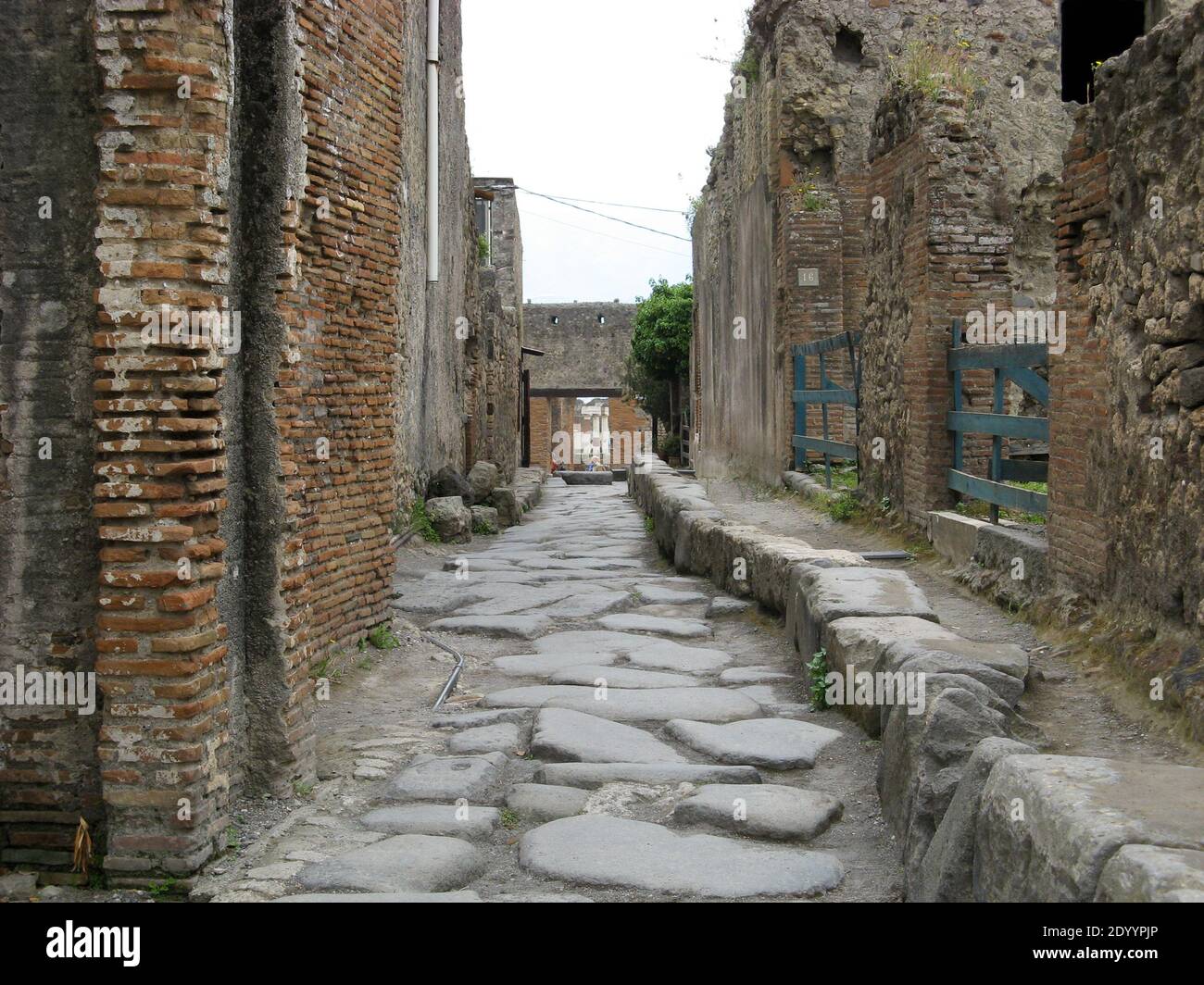 Rue et les goulets d'un design romain aux ruines et Fouilles de Pompéi à Naples en Italie Banque D'Images