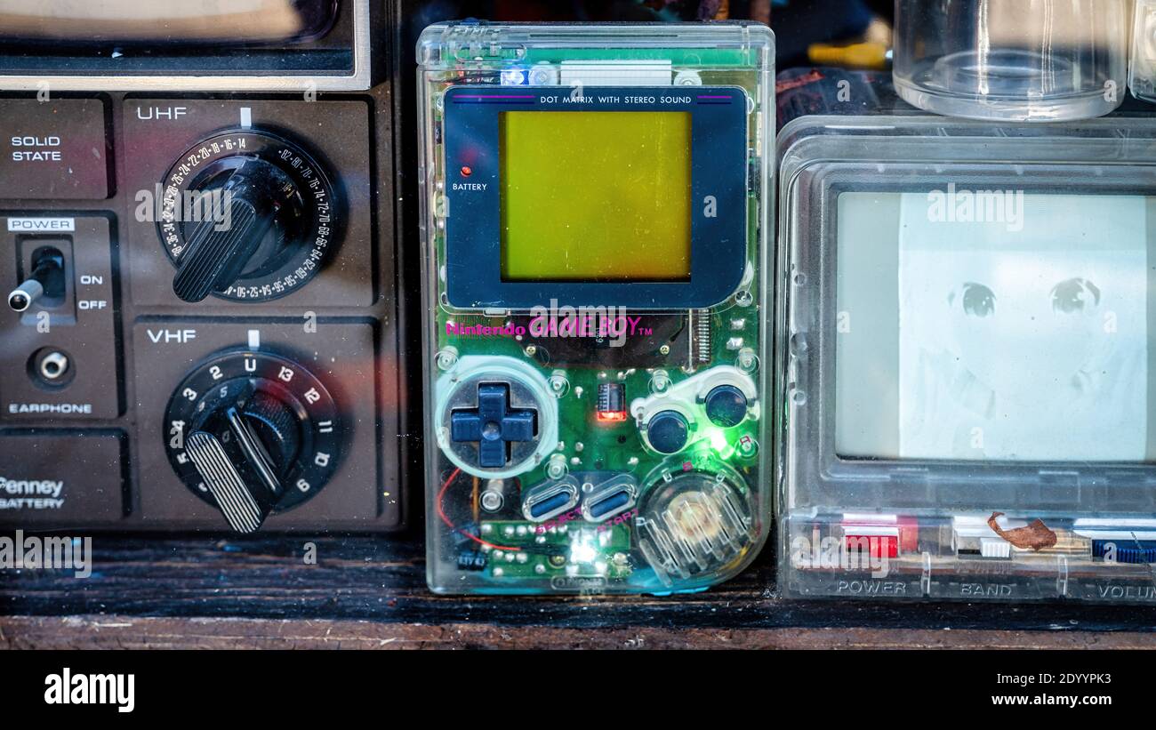 Console de jeux vidéo Nintendo portable Game boy dans une boutique fenêtre avec couvercle transparent Banque D'Images