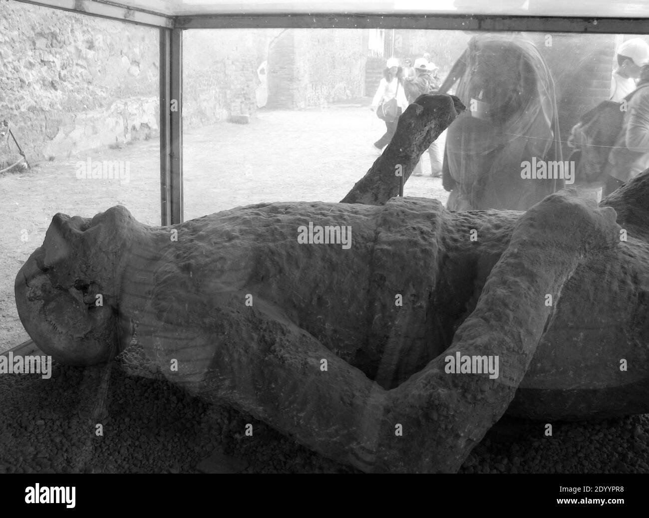 Photographie en noir et blanc représentant la victime de l'éruption du Vésuve En 79 AD dans les ruines et les fouilles de Pompéi À Naples, Italie Banque D'Images