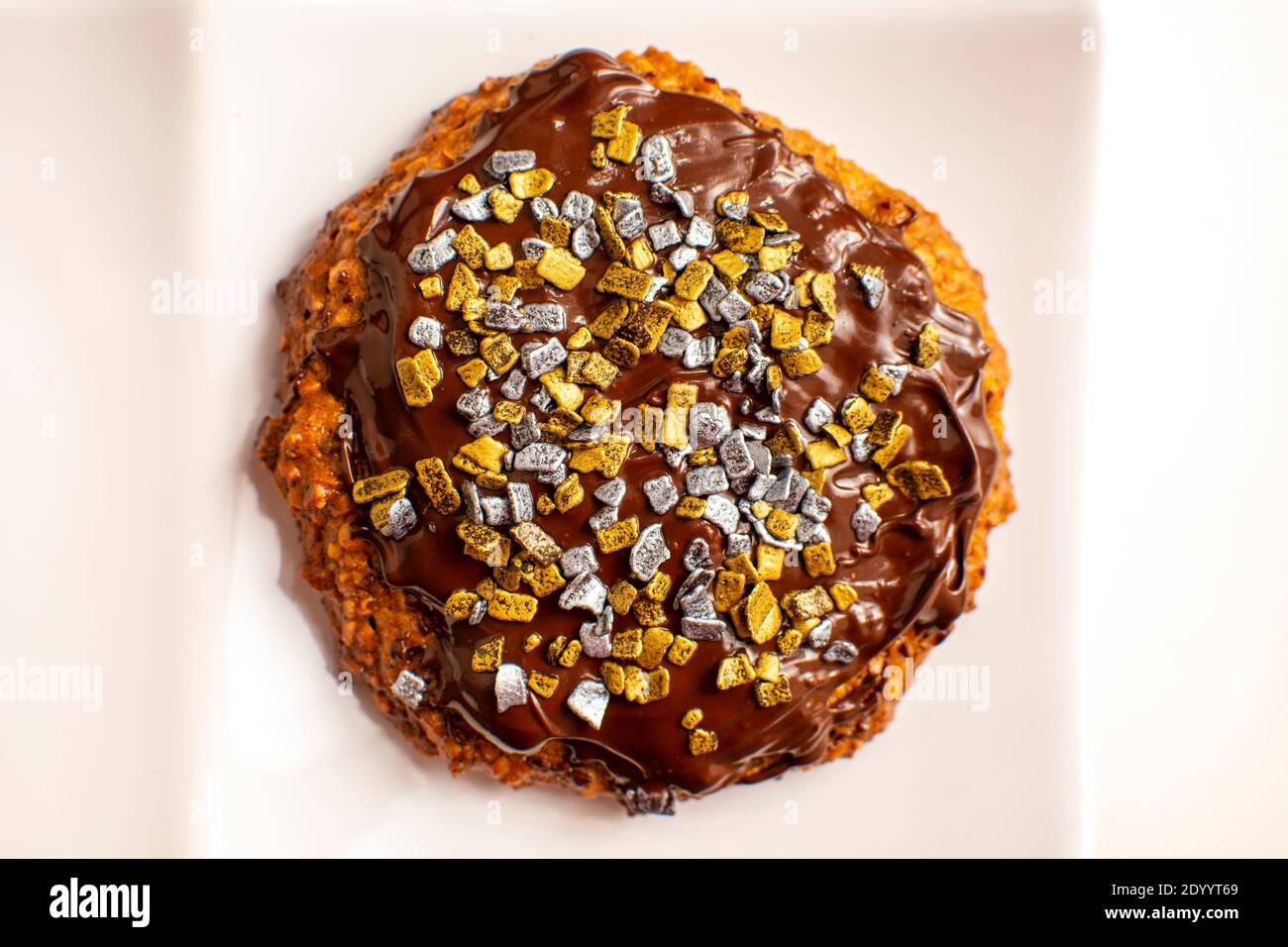 Biscuits ronds de pain d'épice avec chocolat et décorations Banque D'Images