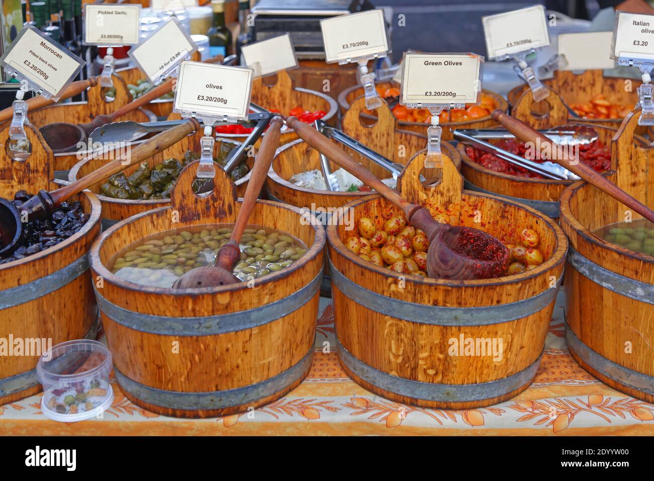 Olives dans des seaux en bois sur le marché agricole Banque D'Images